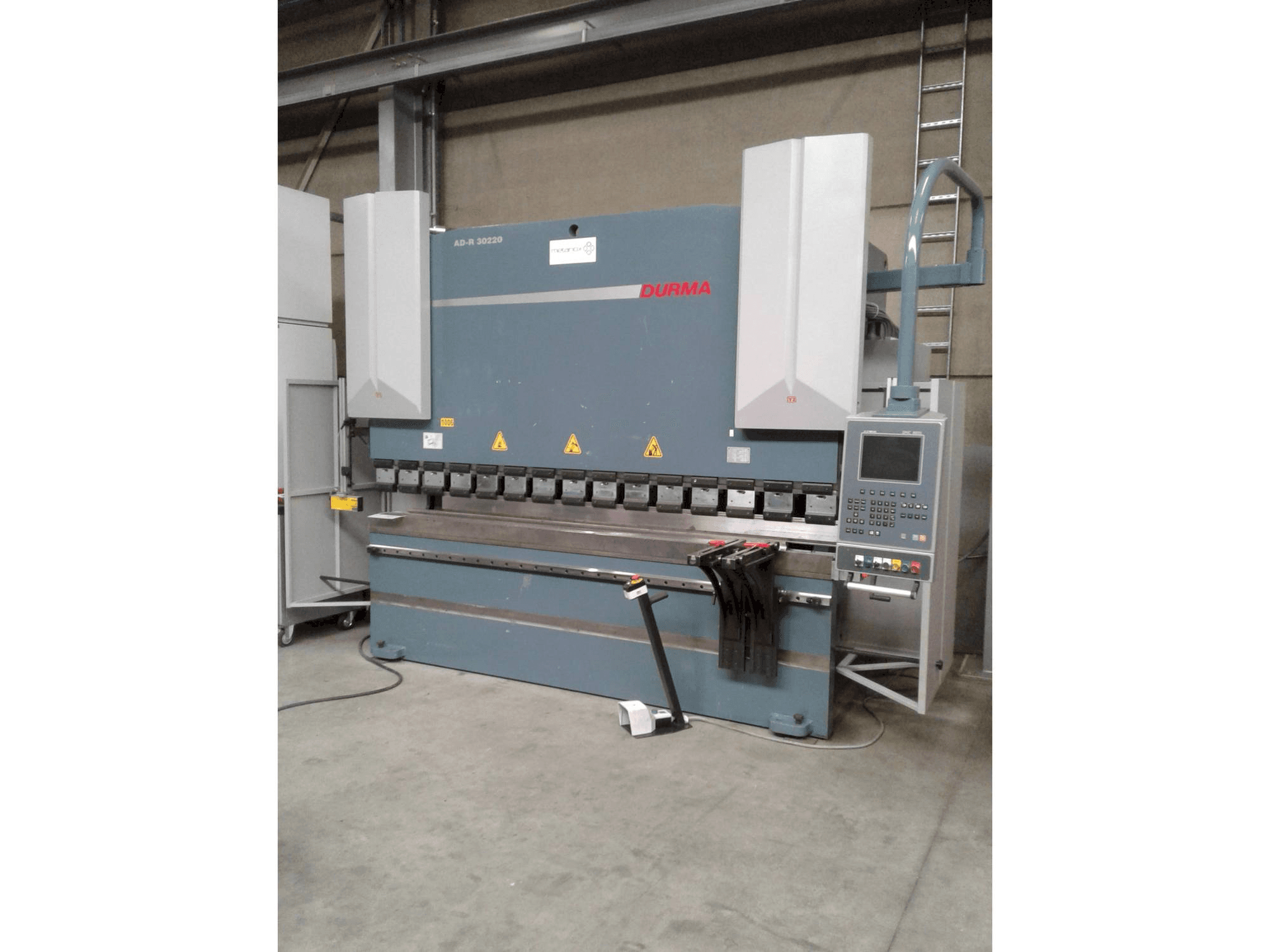 Frontansicht der Durma AD-R 30220 Maschine