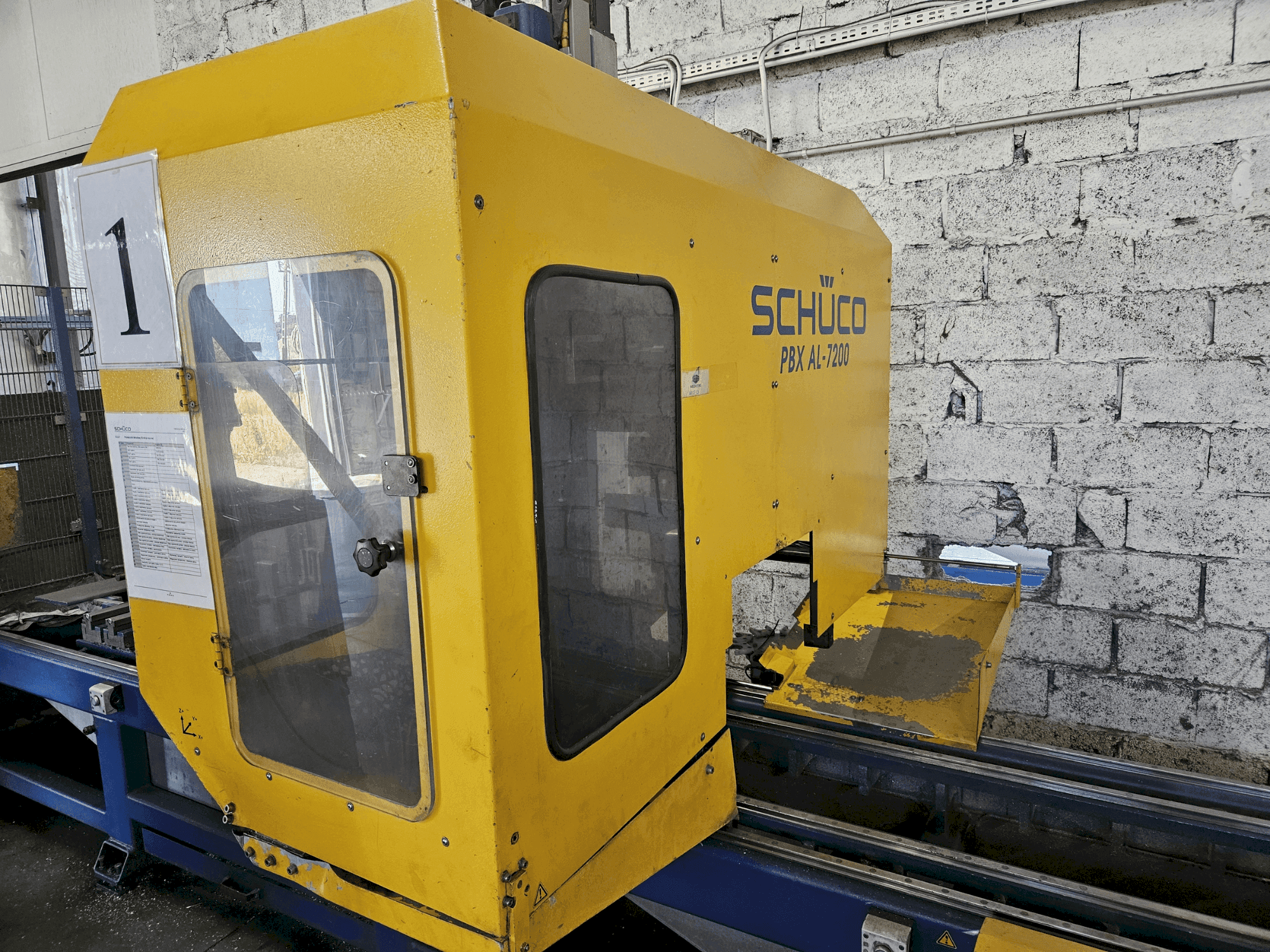 Frontansicht der SCHÜCO PBX AL-7200 Maschine