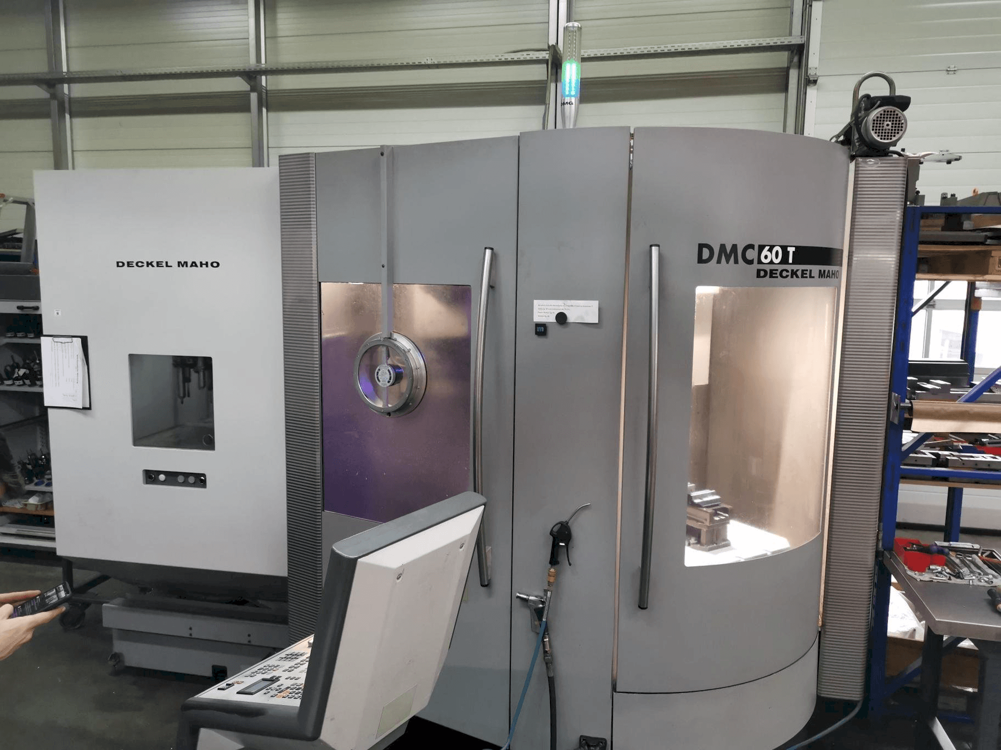 Frontansicht der DECKEL MAHO DMC 60T Maschine