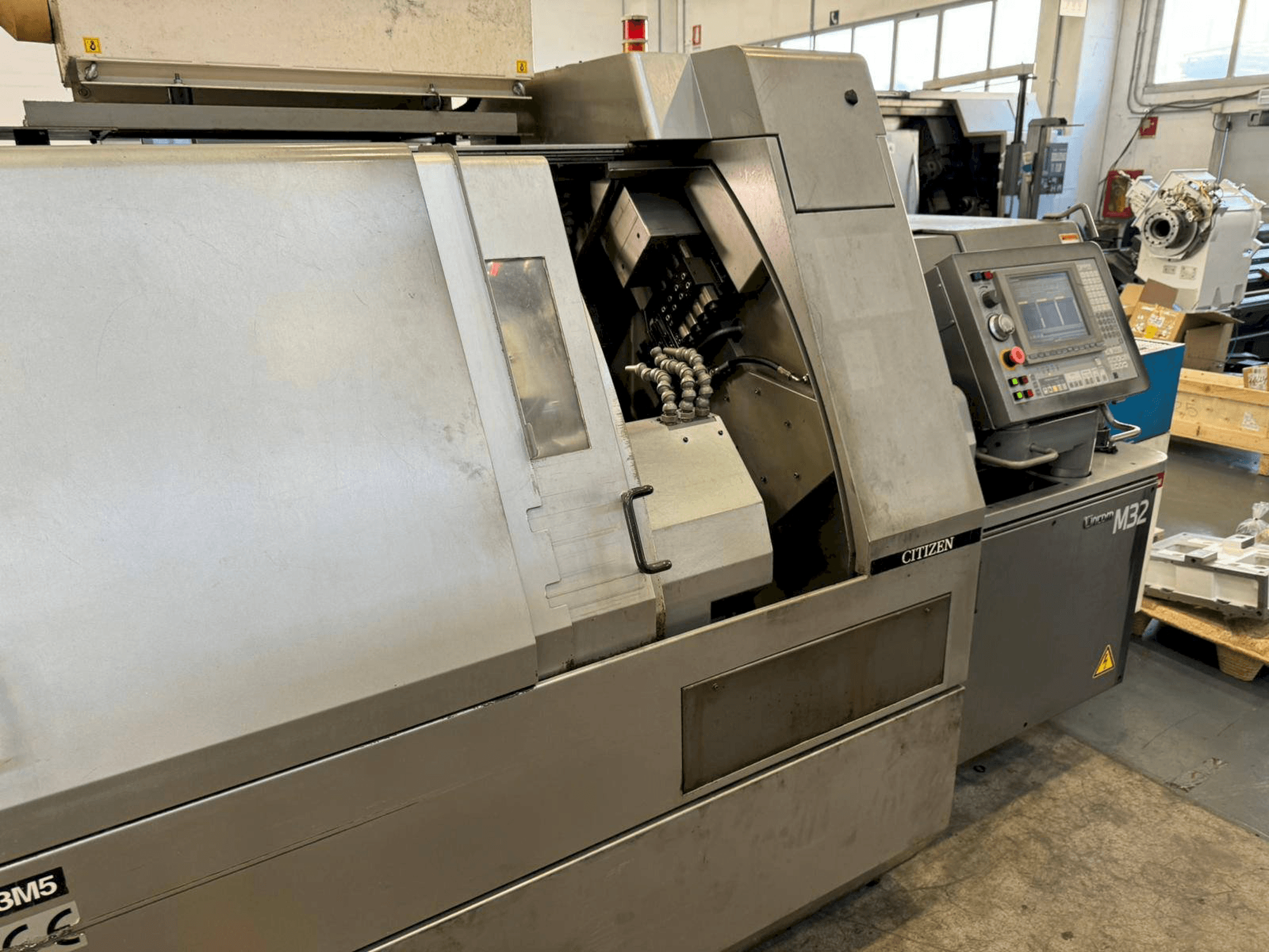 Frontansicht der Citizen M32V Maschine