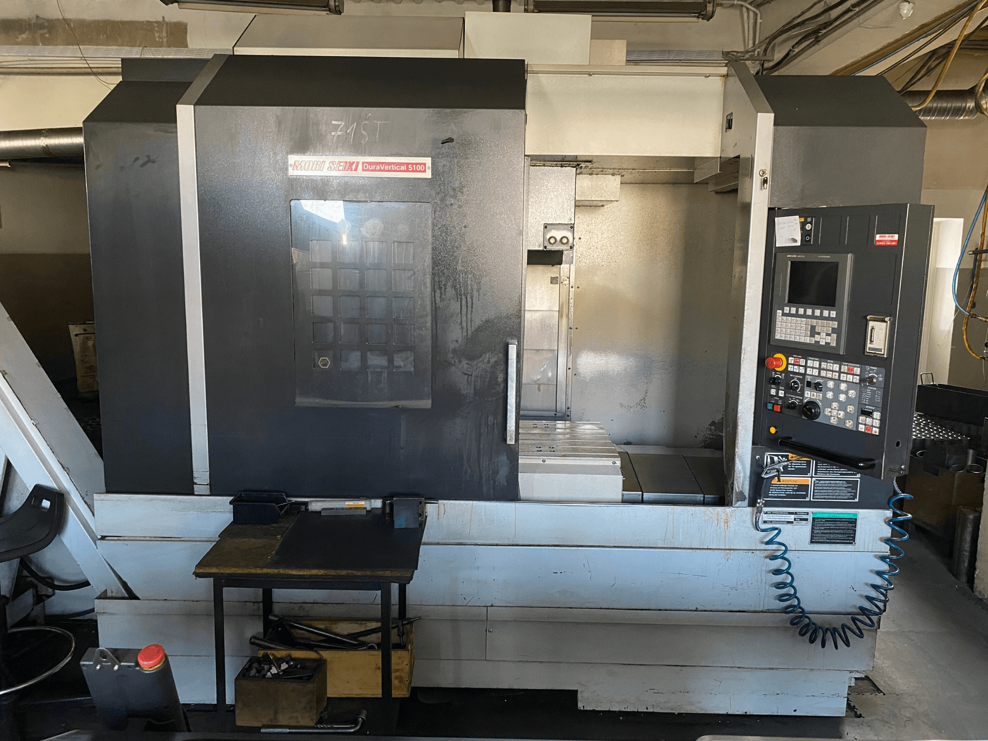 MORI SEIKI DuraVertical 5100 in der Vorderansicht, mit Blick auf das Bedienfeld, den Arbeitsbereich und die Maschinendetails.