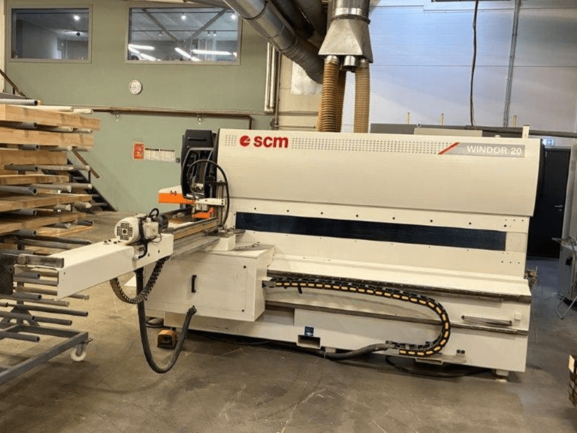 Holzbearbeitungsmaschine SCM Windor 20 in einer Werkstatt, von vorne gesehen, mit Blick auf das Bedienfeld und den Zuführmechanismus.