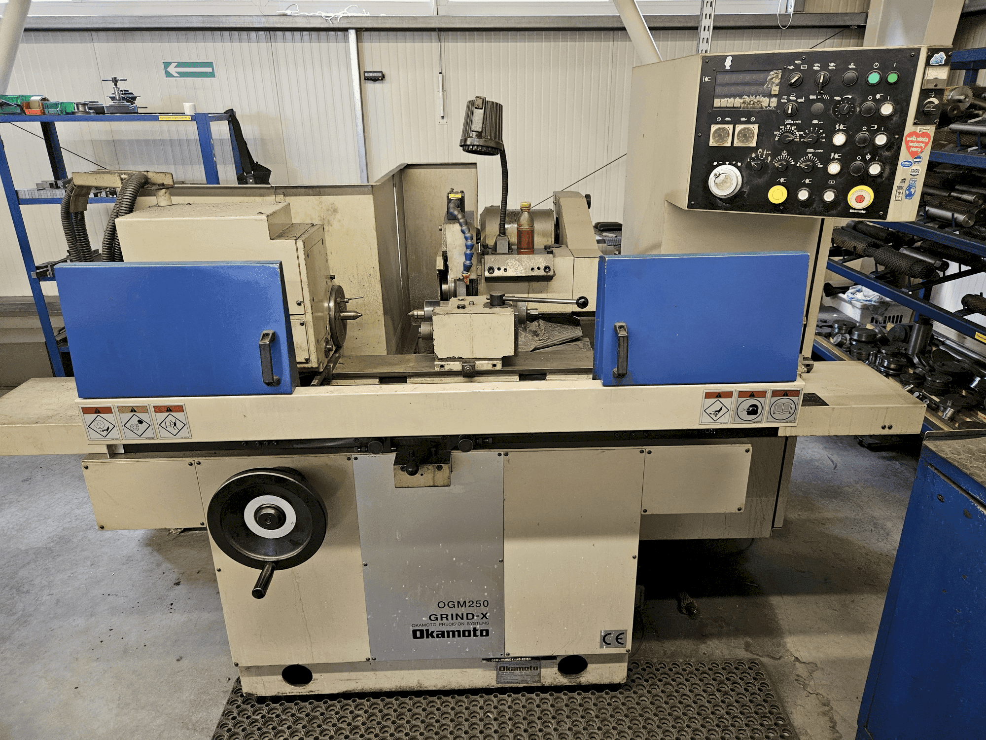 Frontansicht der OKAMOTO OGM 250UDX GRIND-X Maschine