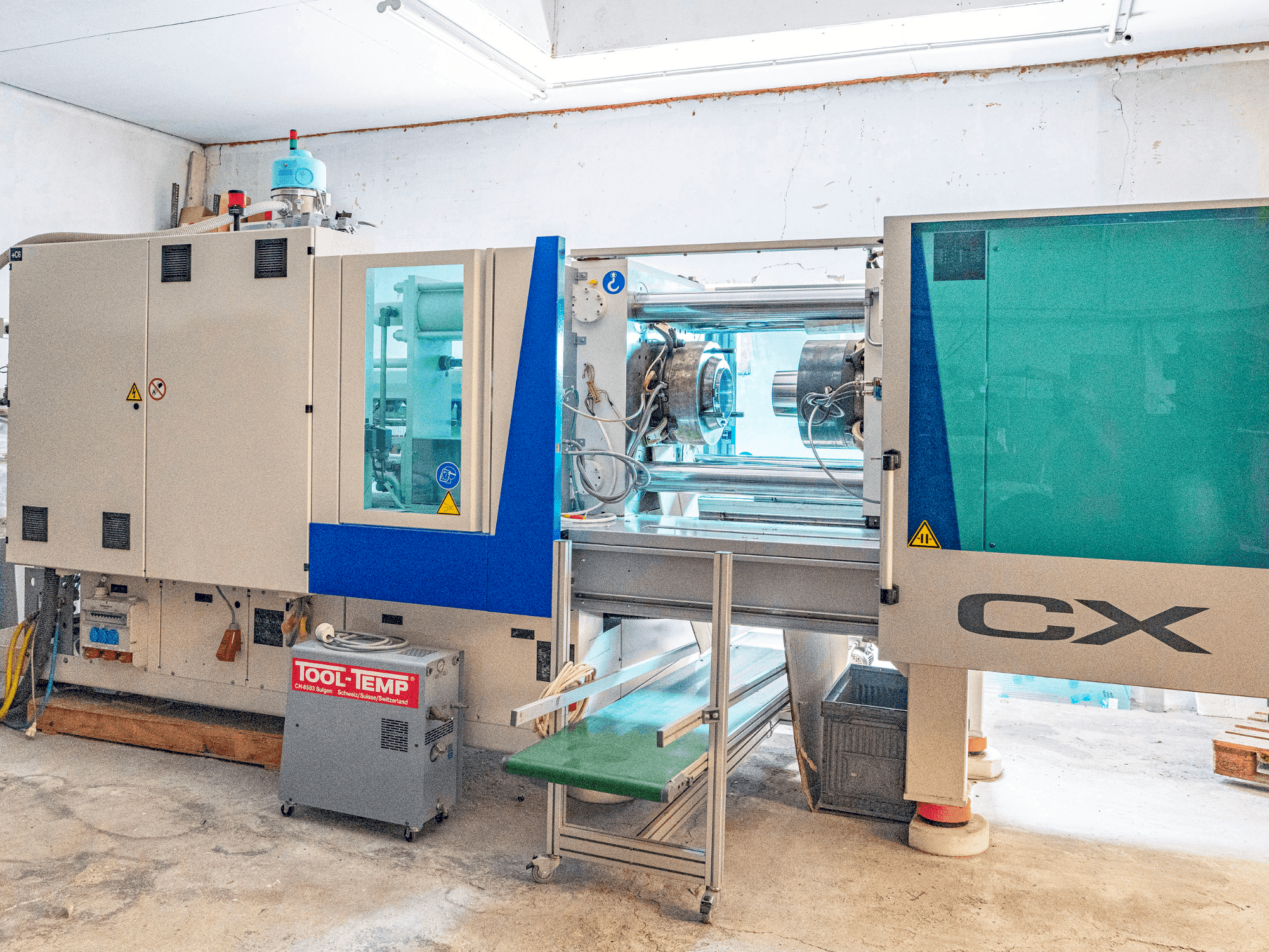 Frontansicht der Krauss Maffei KM 200 CX 1400 MC5 Maschine