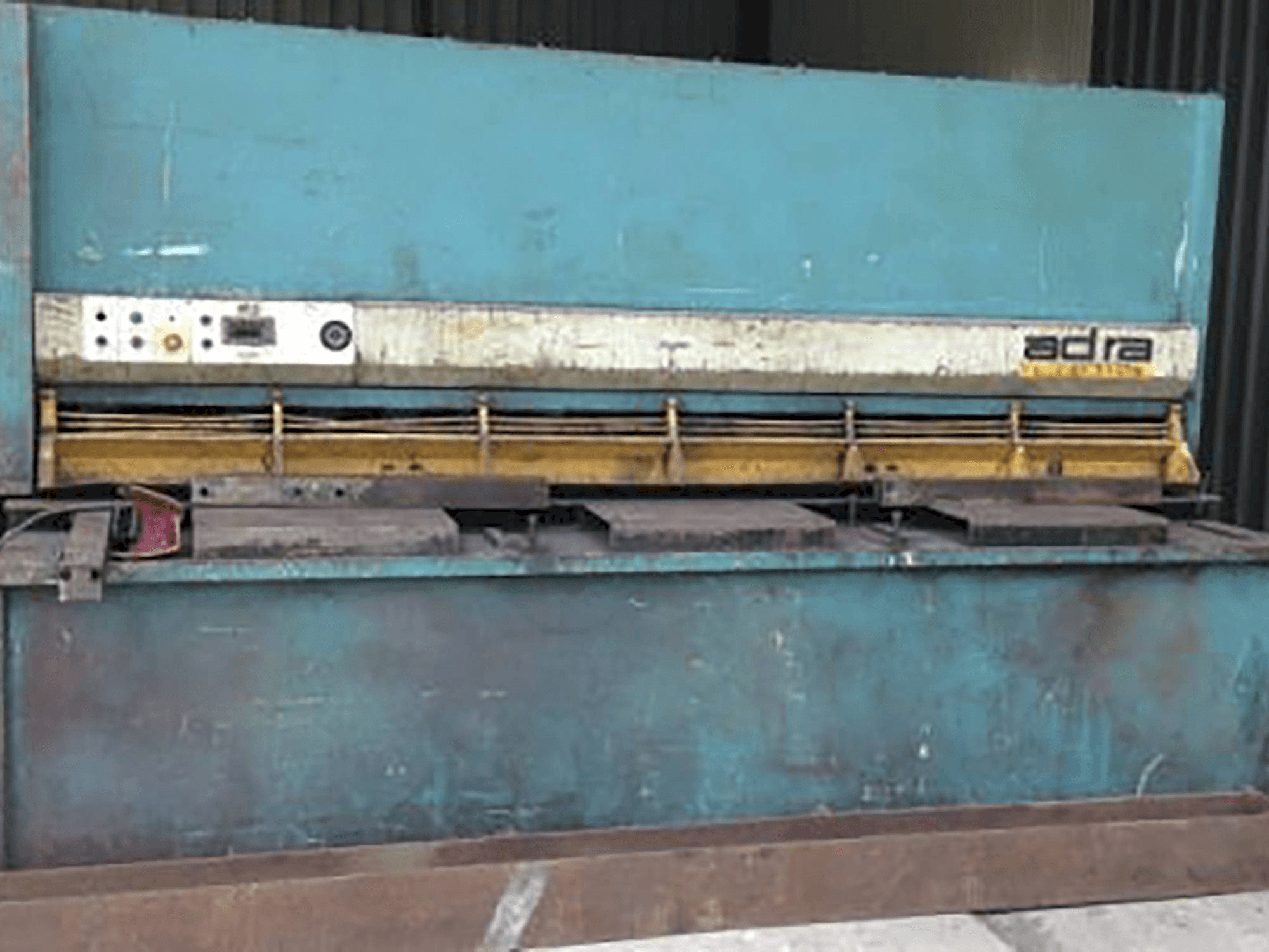 Frontansicht der ADIRA GHS-1630 Maschine