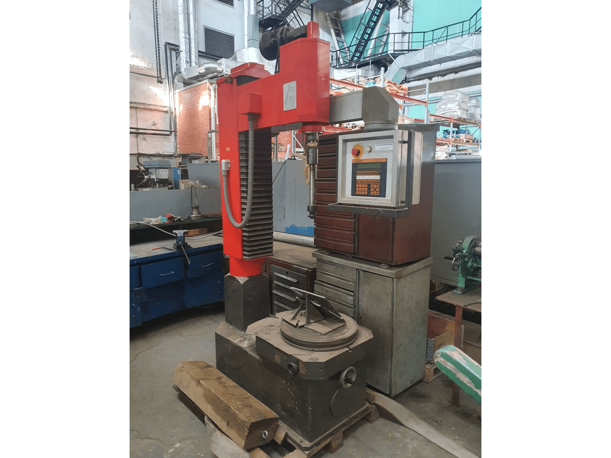 Frontansicht der TAUMELUS III N Maschine