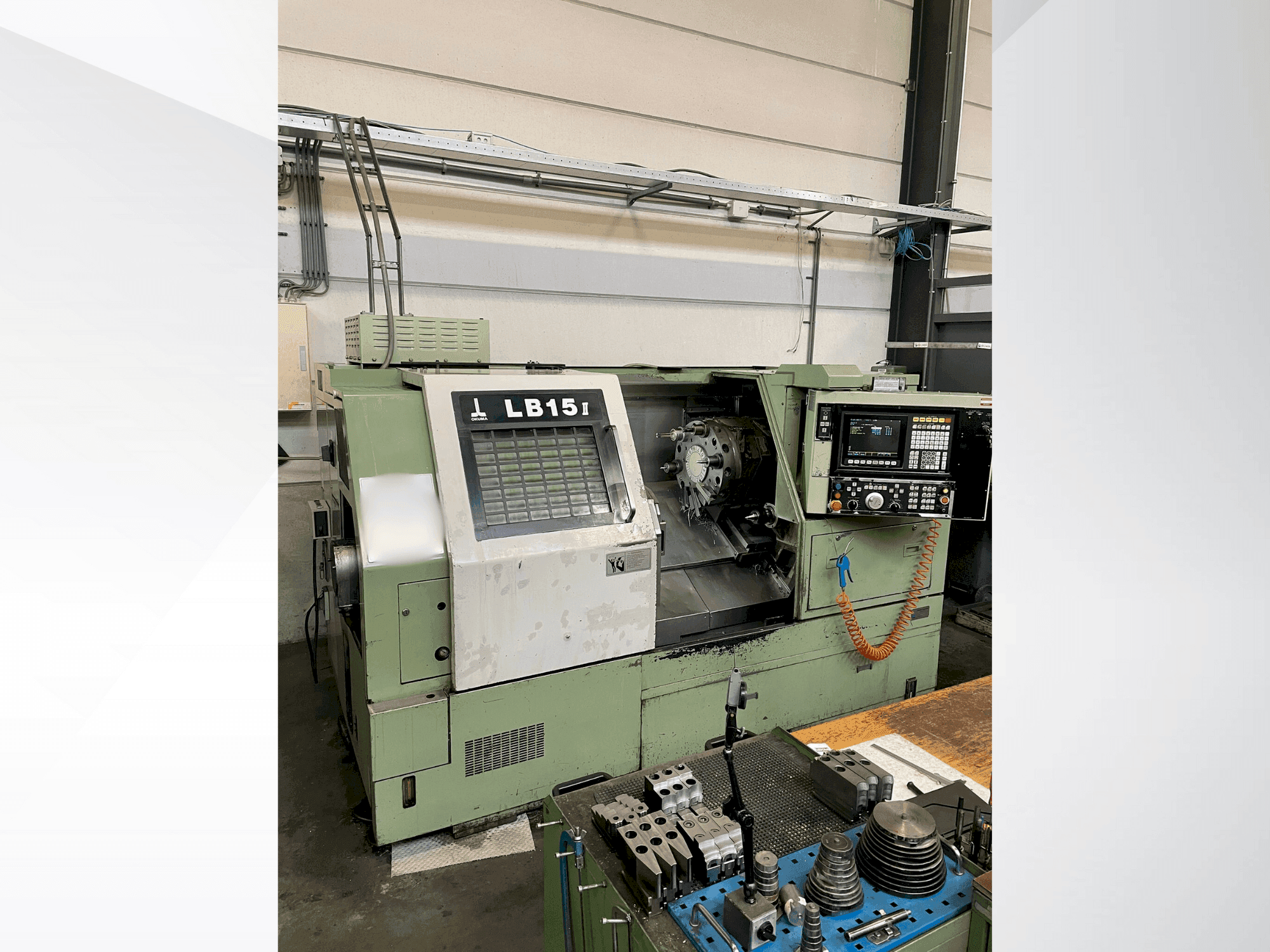 Frontansicht der Okuma LB15II Maschine