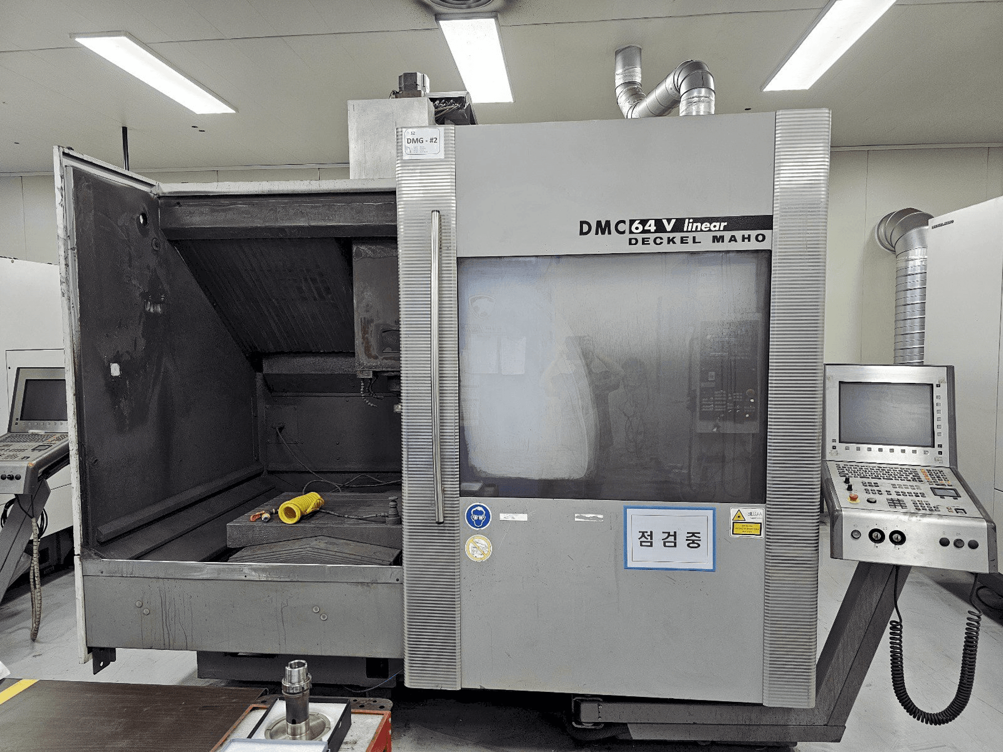 Frontansicht der DECKEL MAHO DMC 64V linear Maschine