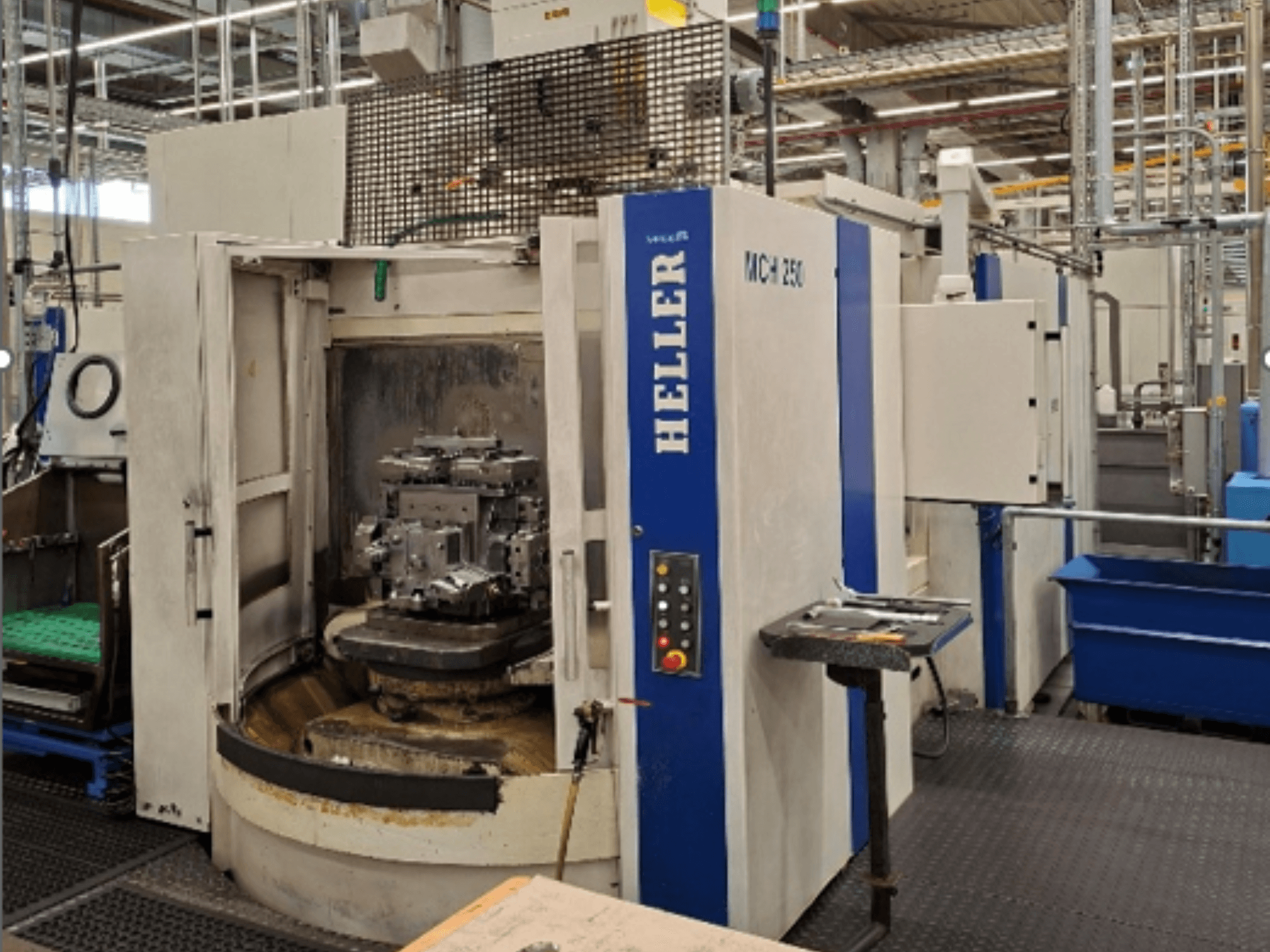 Horizontales Bearbeitungszentrum HELLER MCH 250, Vorderansicht, mit geöffneten Türen, hinter denen ein Werkstück zu sehen ist; Bedienfeld sichtbar.
