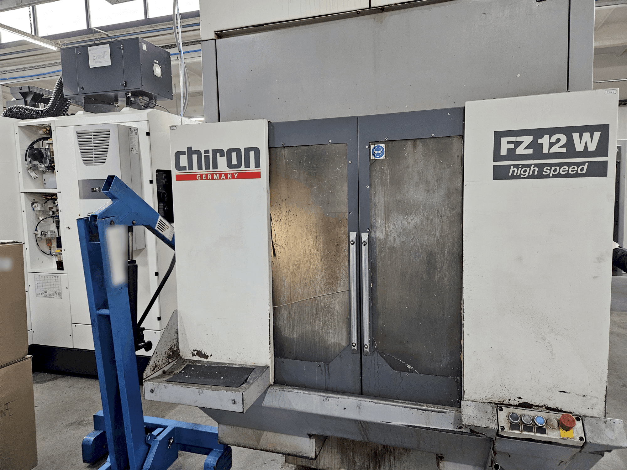 Frontansicht der CHIRON FZ12 W Maschine