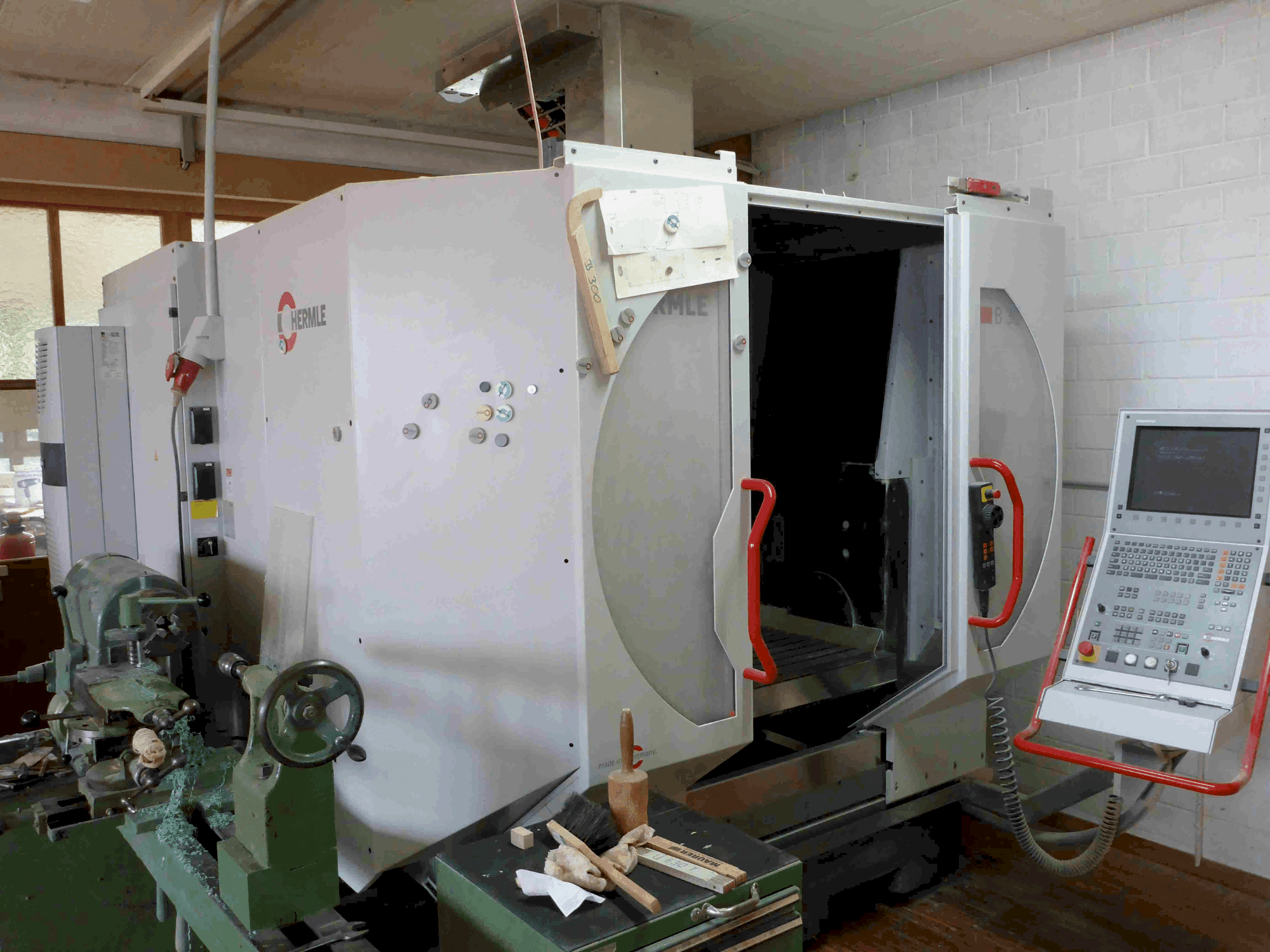 Frontansicht der HERMLE B 300 V Maschine