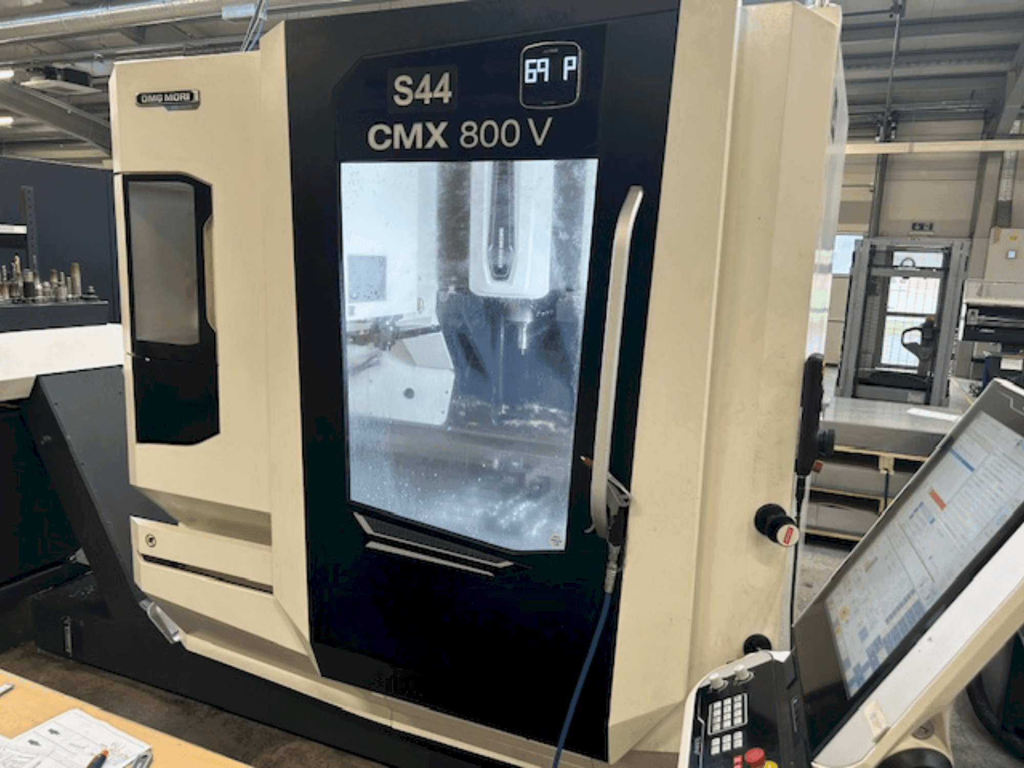 Frontansicht der DMG MORI CMX 800 V Maschine