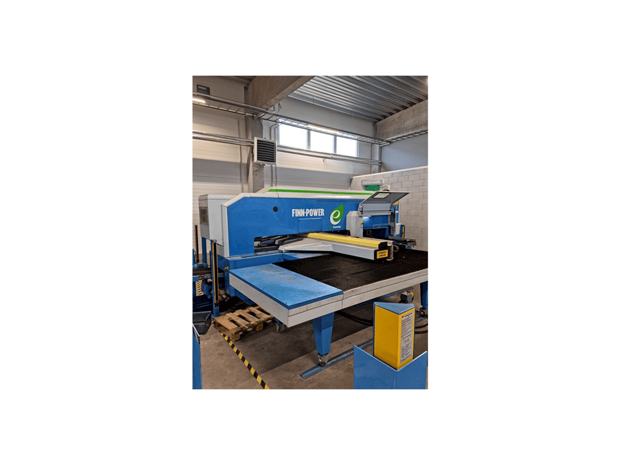 Frontansicht der Finn-Power E5 Maschine