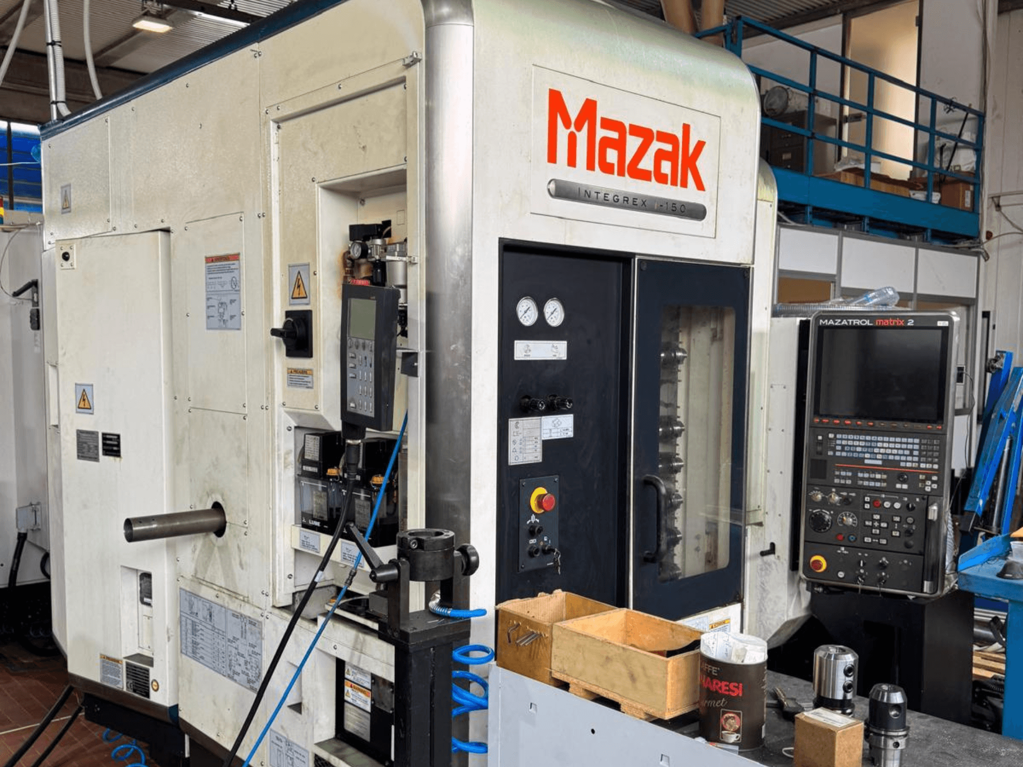 Mazak Integrex I-150 CNC-Maschine, Vorderansicht; mit Bedienfeld, Werkzeughalter und Betriebslehren.