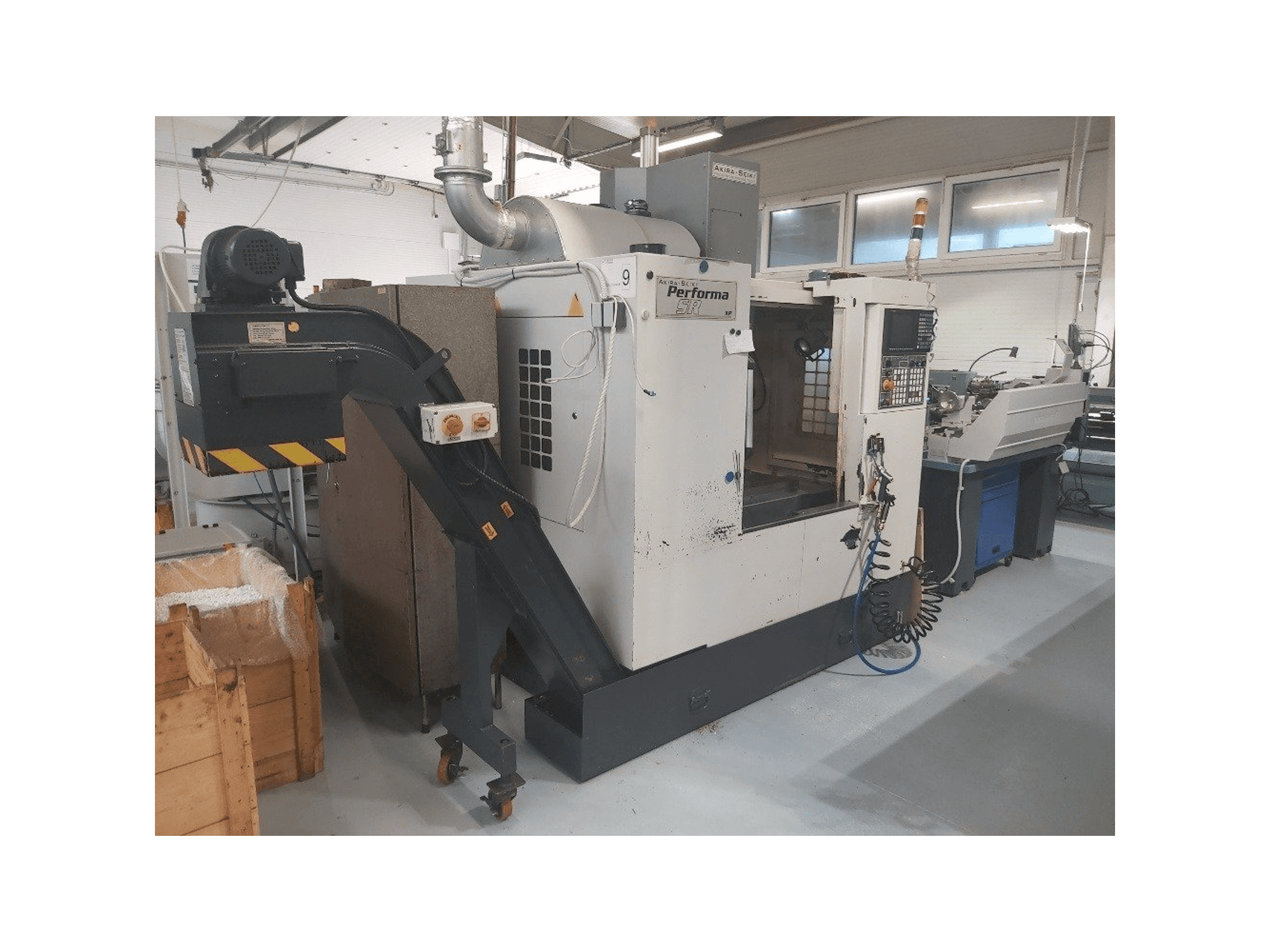 Frontansicht der Akira Seiki SR2XP Maschine