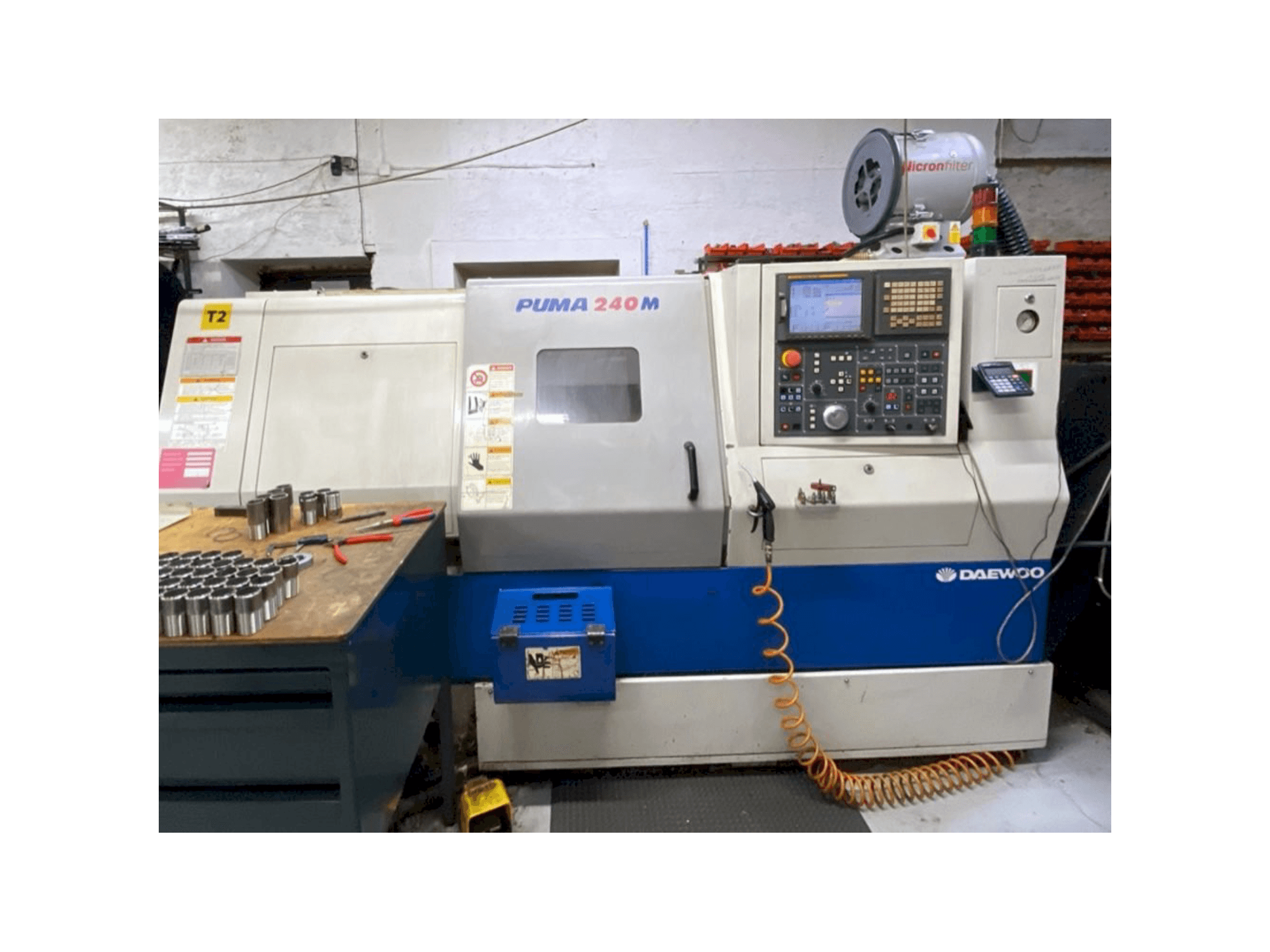 Frontansicht der DAEWOO PUMA 240MB Maschine