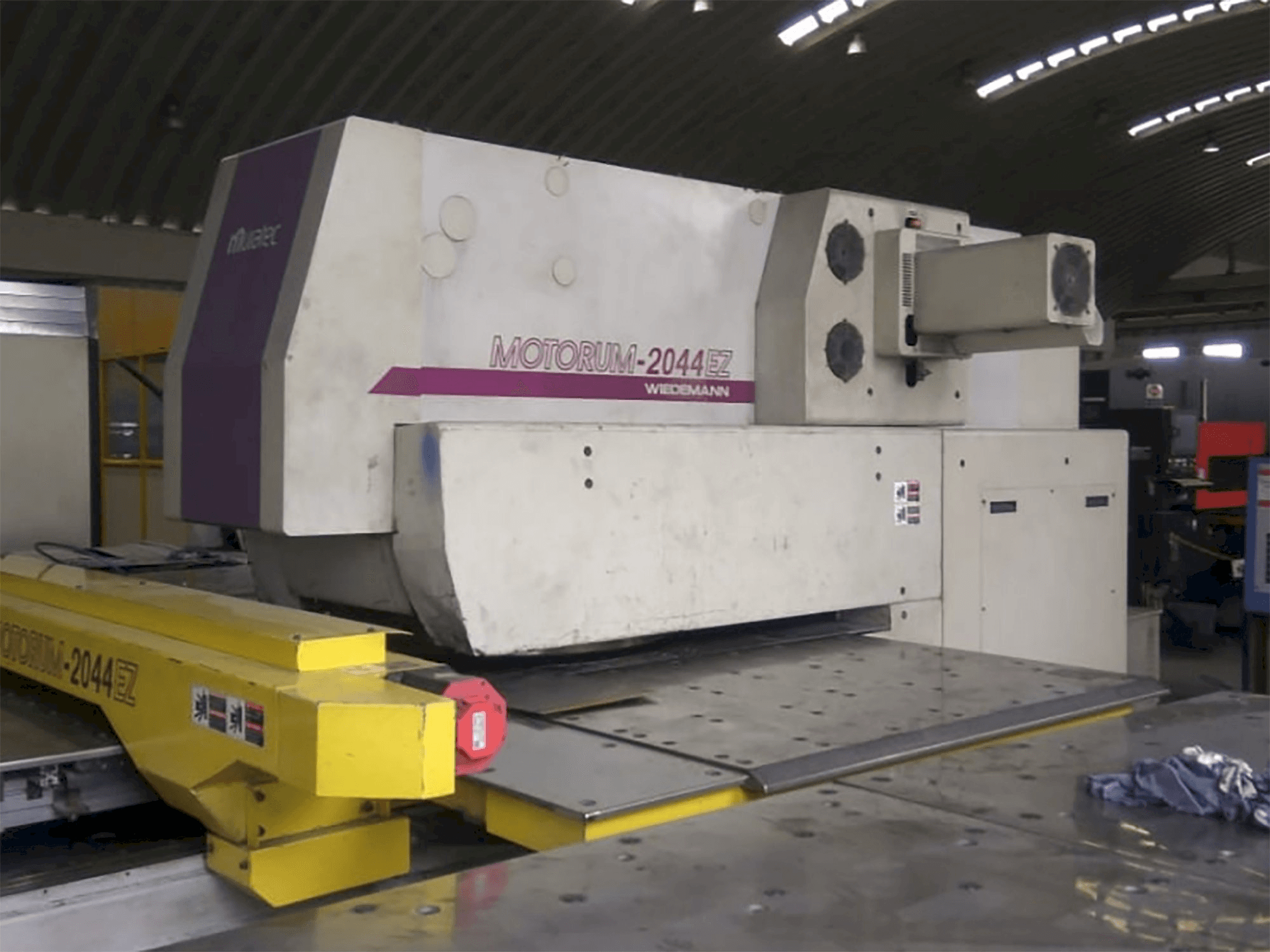 Frontansicht der Muratec M-2044 EZ Maschine