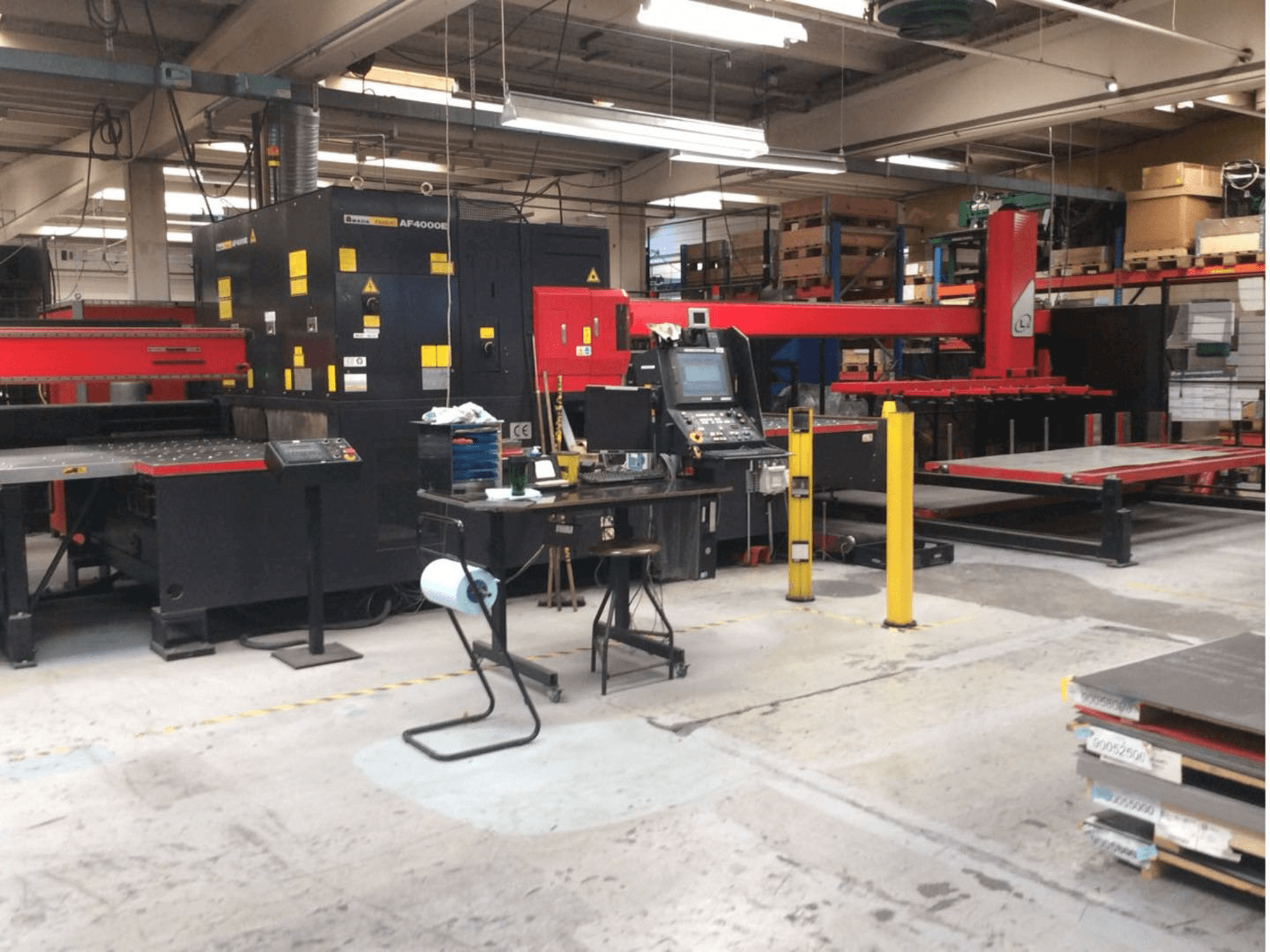 Frontansicht der AMADA LC 2415 Alpha IV NT Maschine