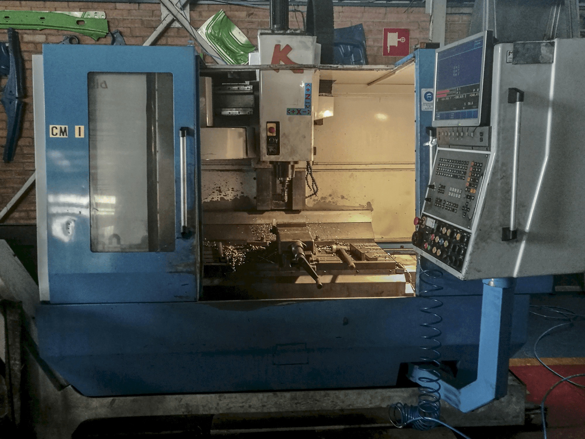 Frontansicht der KONDIA B-1050 Maschine