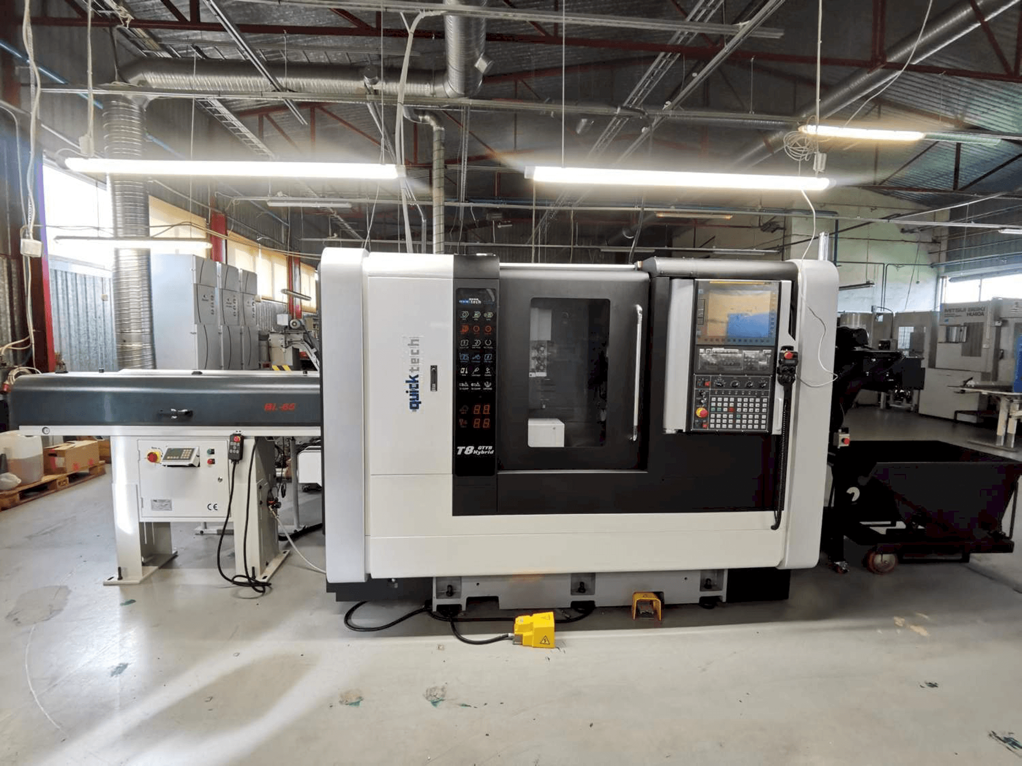 Frontansicht der Quick-Tech T8-Hybrid-YB Maschine