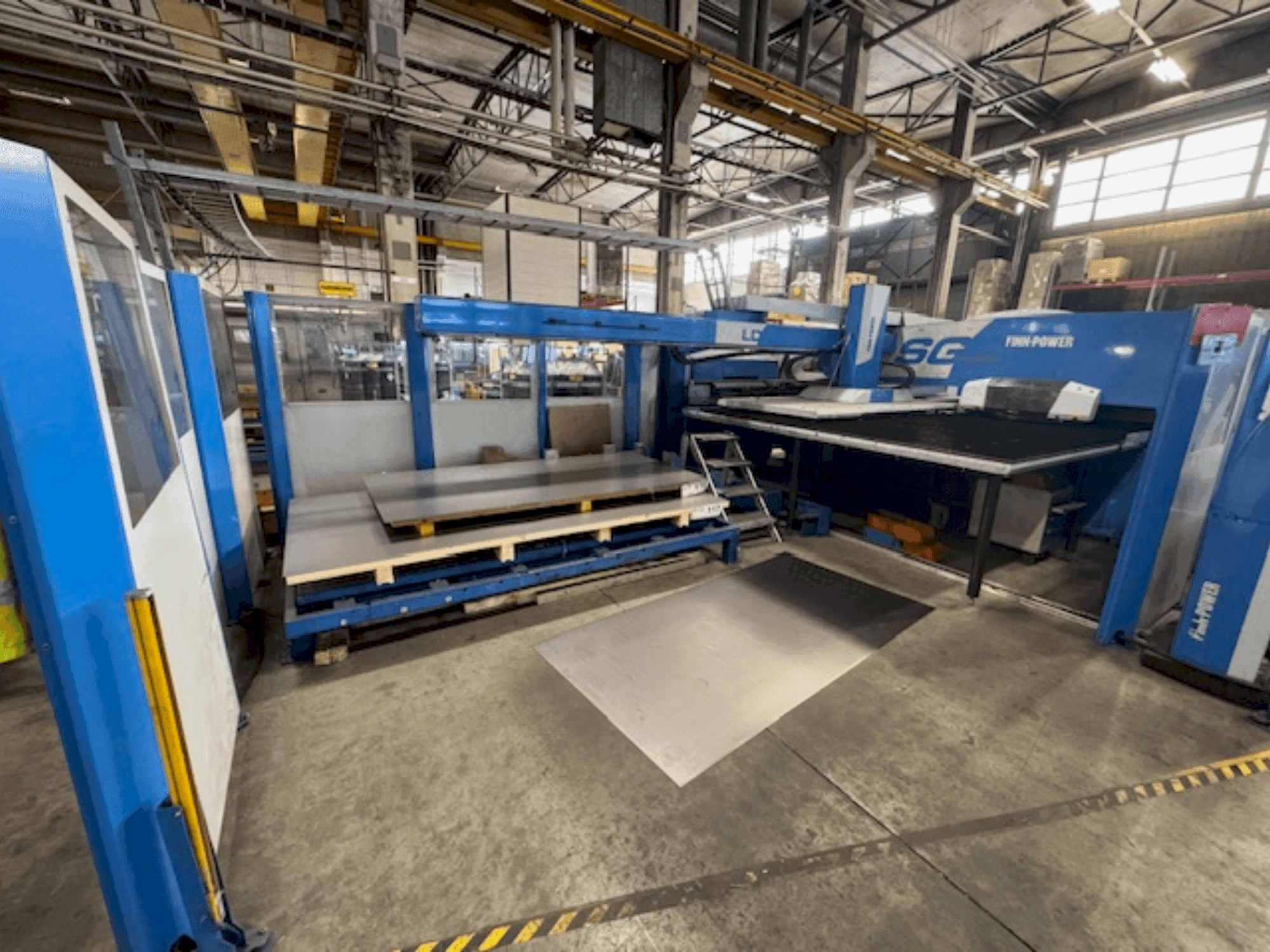 Frontansicht der Finn-Power SG-6 Maschine