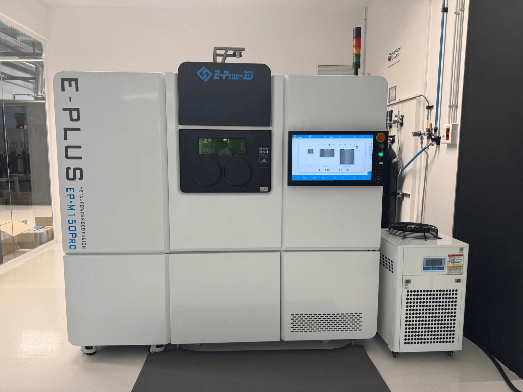 Frontansicht des Eplus3D EP-M150Pro Kunststoff-3D-Druckers mit Touchscreen-Display und Kühleinheit in einem sauberen, gut beleuchteten Arbeitsbereich.