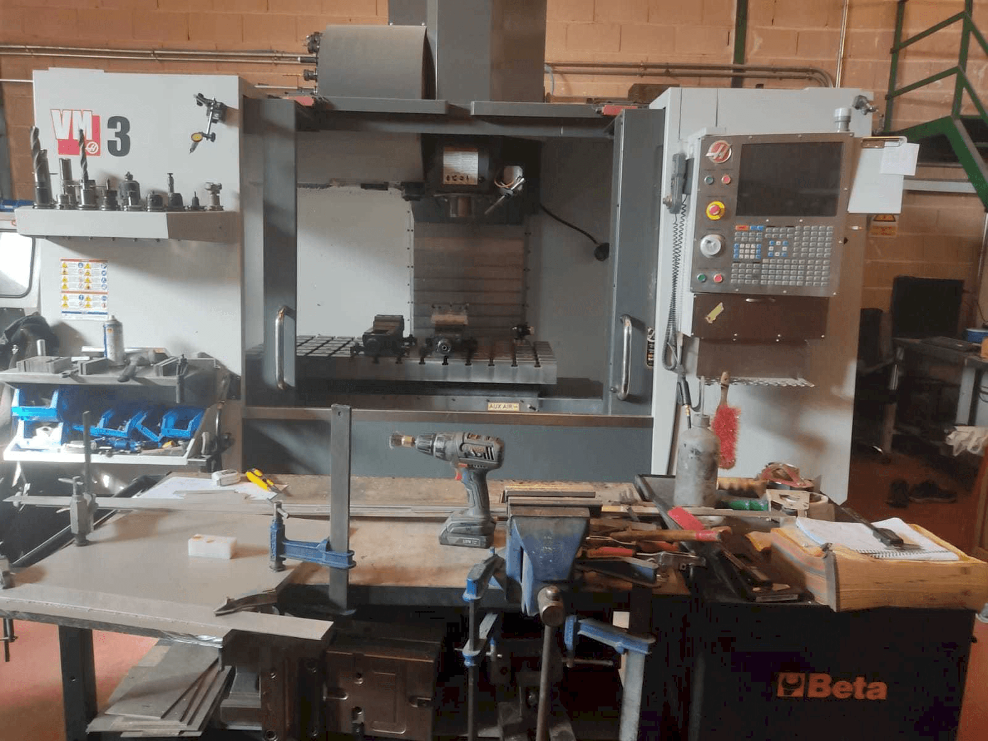 Frontansicht der HAAS VM-3 Maschine