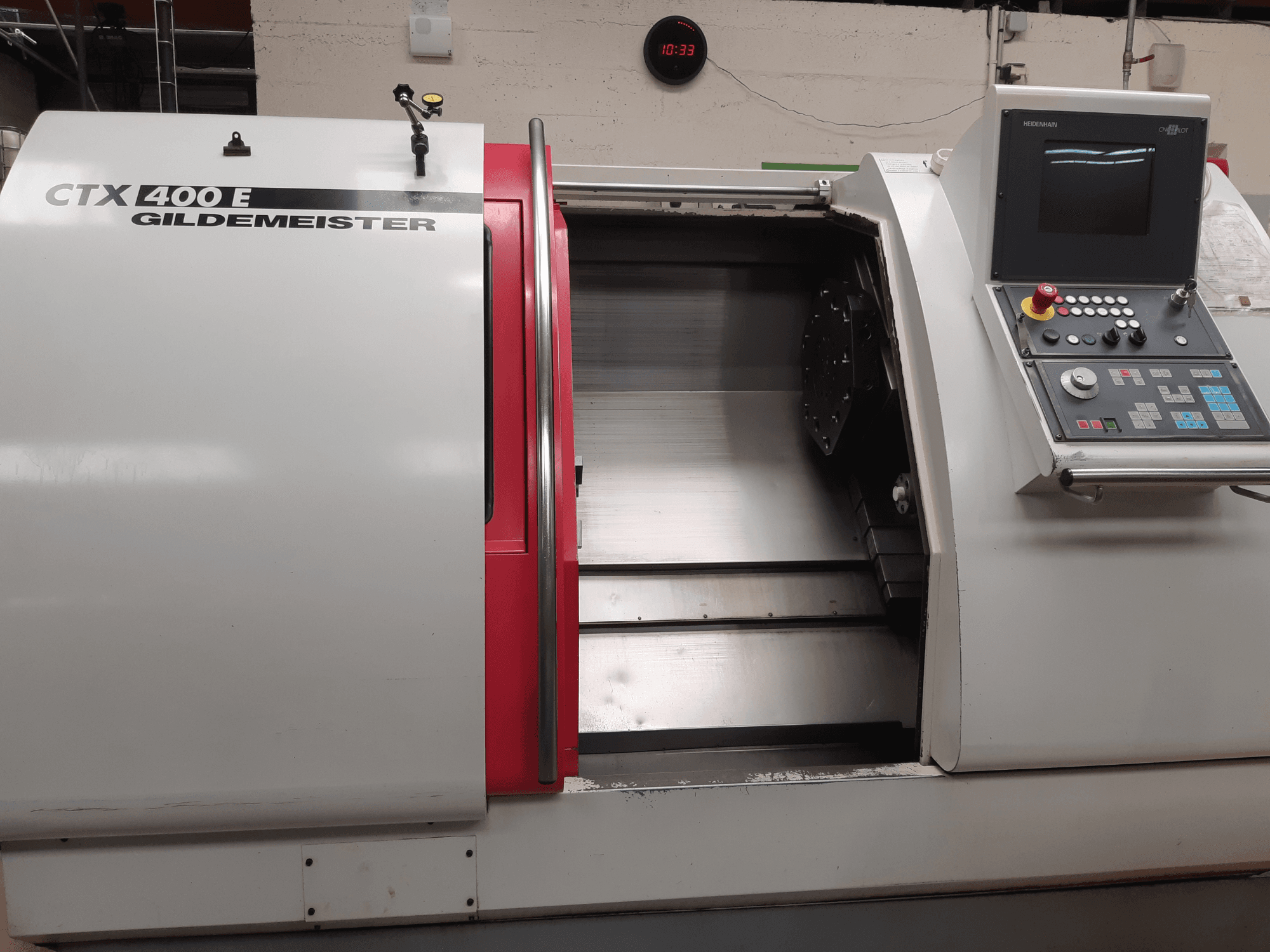 Gildemeister CTX 400 E Horizontal-Drehmaschine in schräger Ansicht, mit Blick auf das Bedienfeld und die geöffnete Vorderseite für den Zugang zu den Werkzeugen.