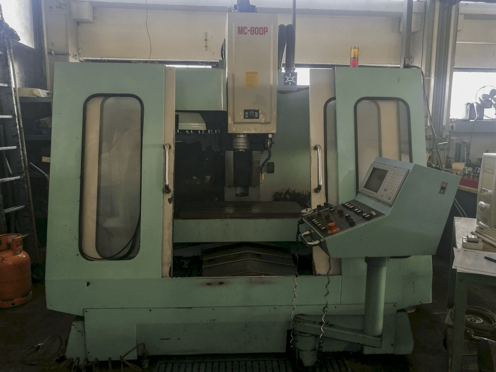 Frontansicht der Eumach MC-800P Maschine