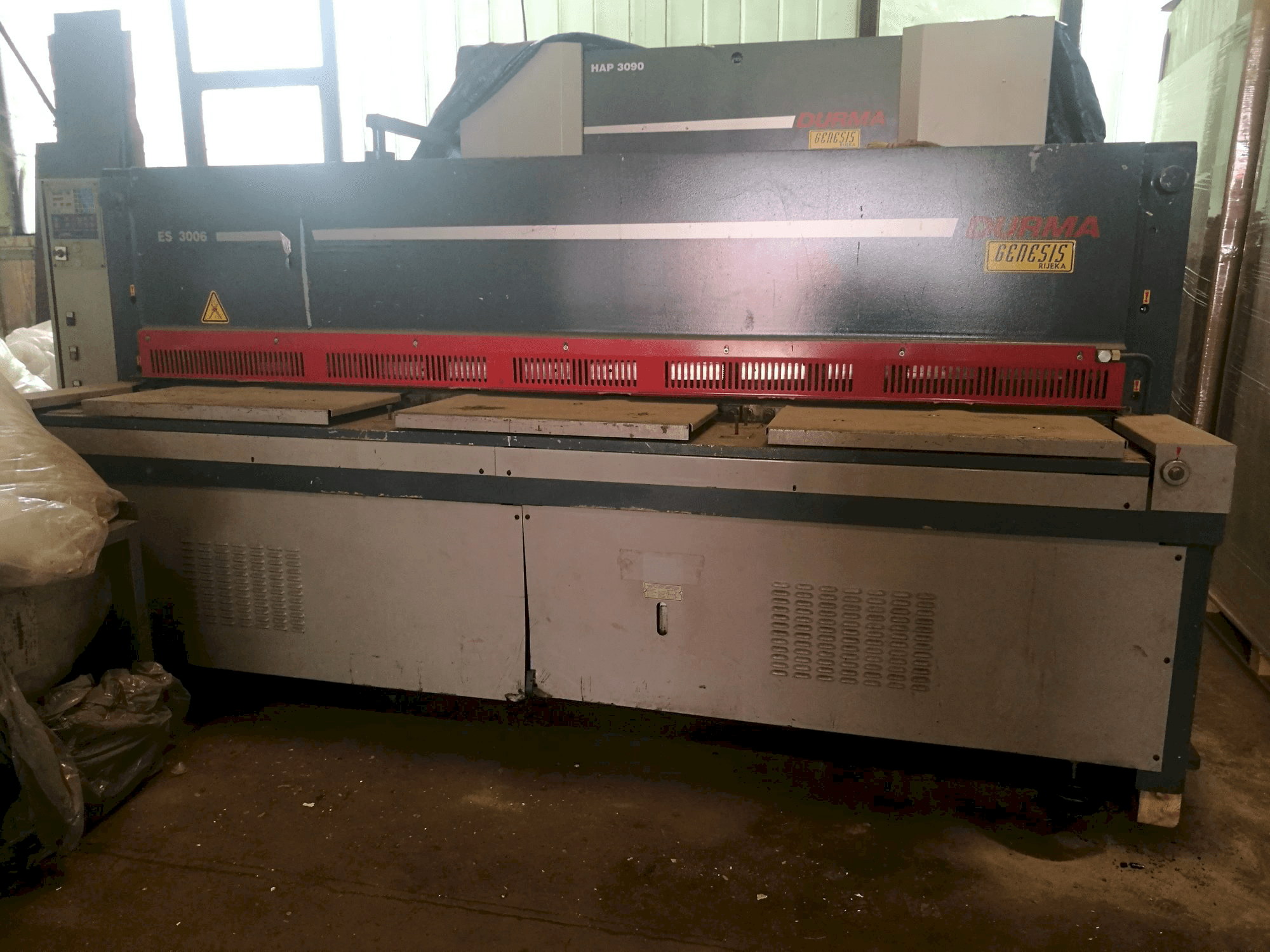 Frontansicht der Durma ES 3006 Maschine