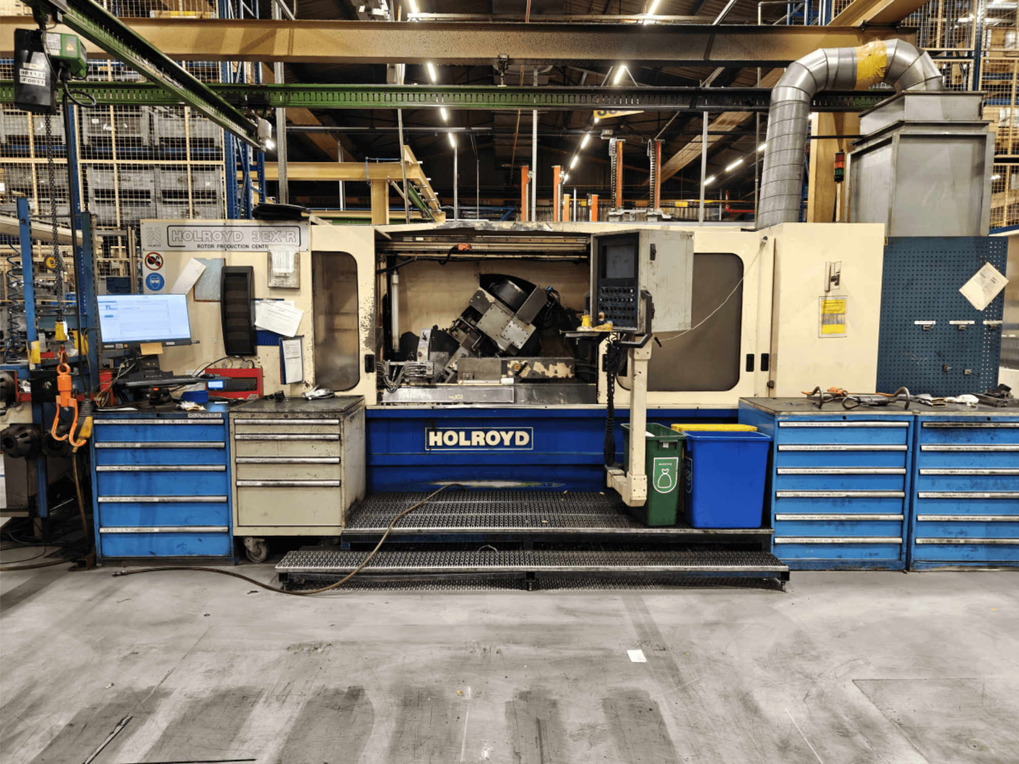 Holroyd 3EX-R Werkzeugmaschine in einer Werkstatt, Vorderansicht, mit Bedienfeld, Werkzeugablage und Arbeitsbereich im Inneren.