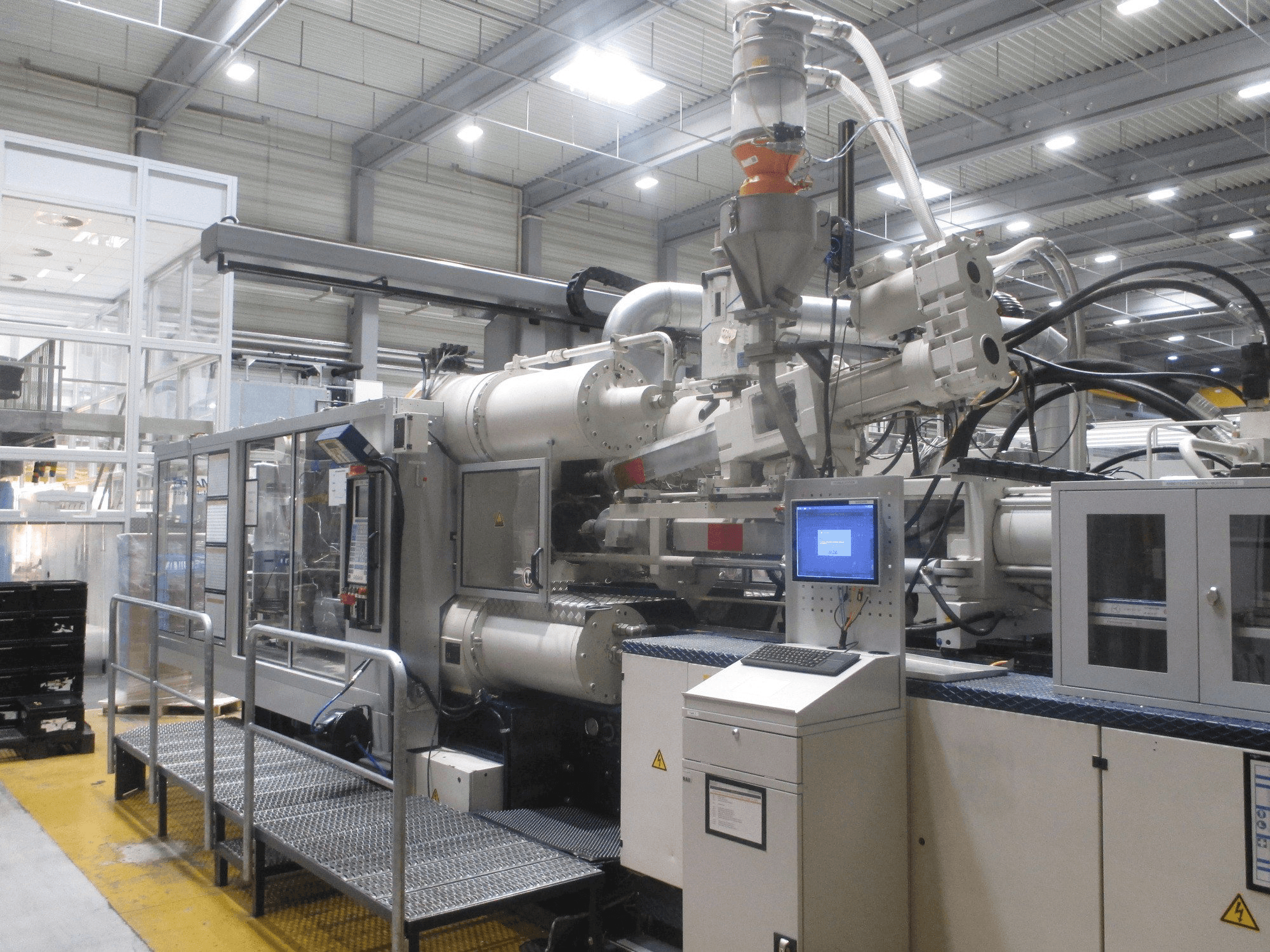 Frontansicht der Krauss Maffei 575-1900-520-C2 Maschine