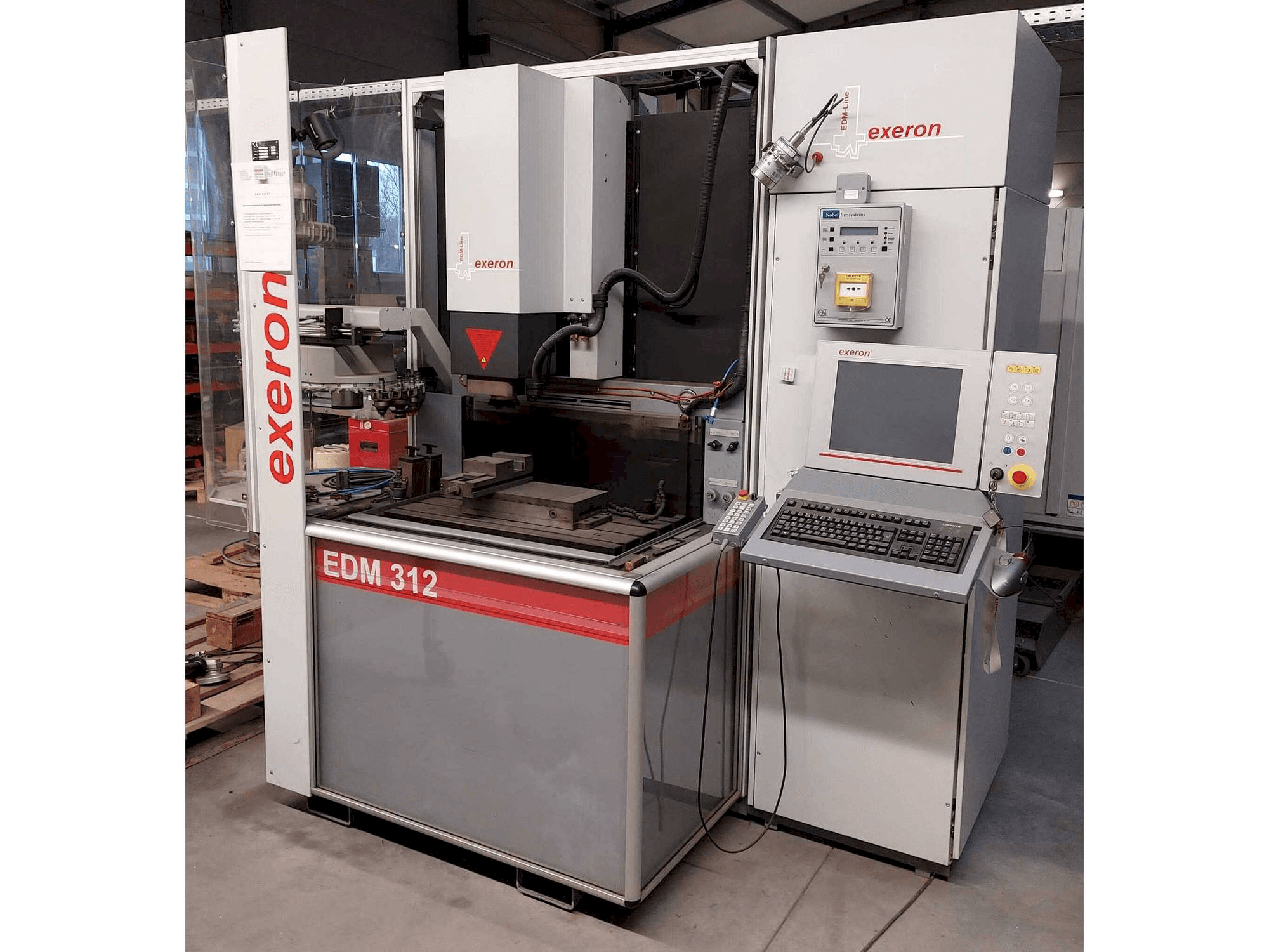 Frontansicht der Exeron EDM 312 MF20 Maschine