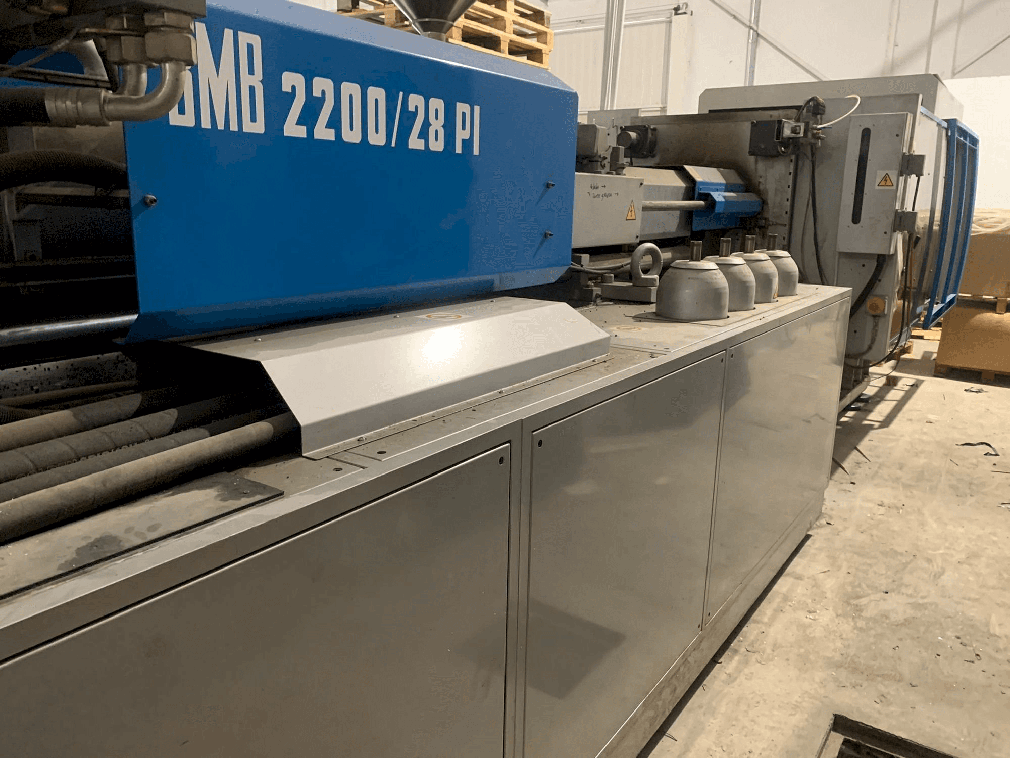 Frontansicht der BMB KW28PI-2200 Maschine