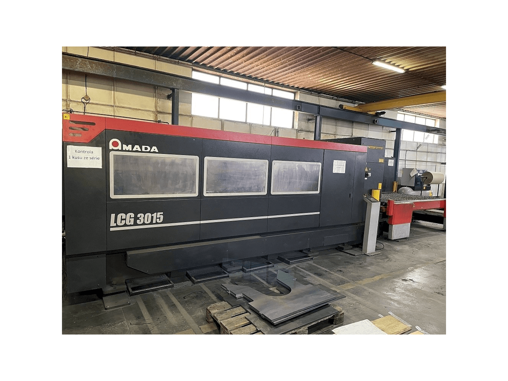 Frontansicht der AMADA LCG 3015 Maschine