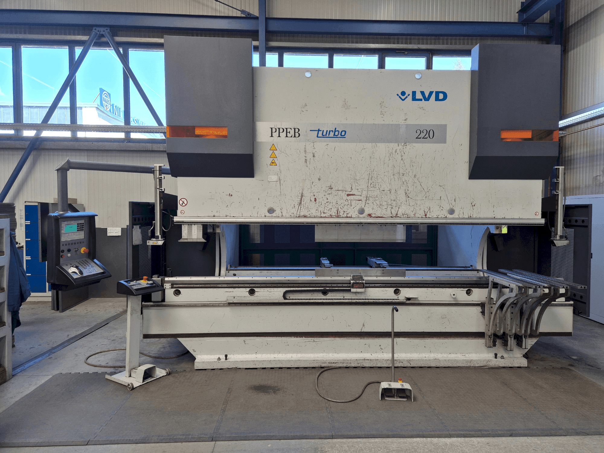 Frontansicht der LVD PPEB 220/40 Maschine