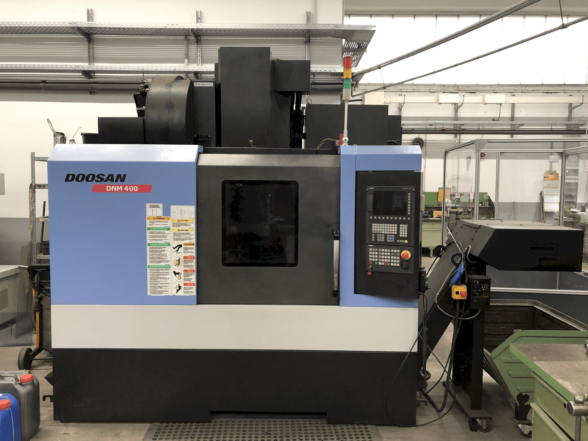 Frontansicht der Doosan DNM 400 Maschine