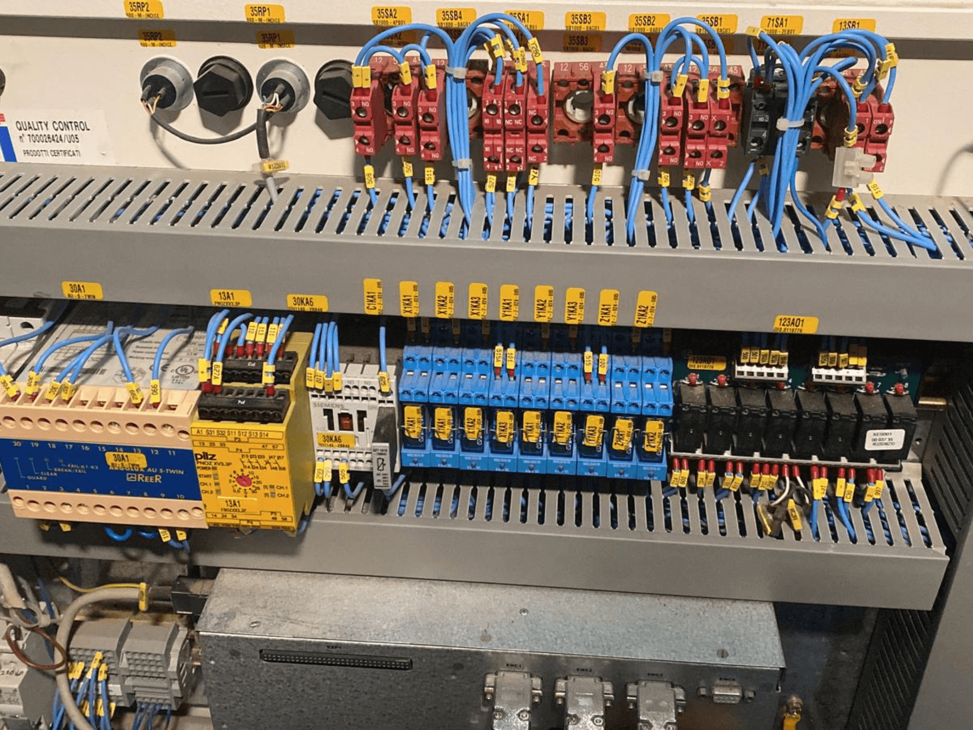 CNC-Holzbearbeitungszentrum SCM PRATIX 48 NST, Bedienfeld mit beschrifteter Verkabelung und verschiedenen Relais, Vorderansicht.