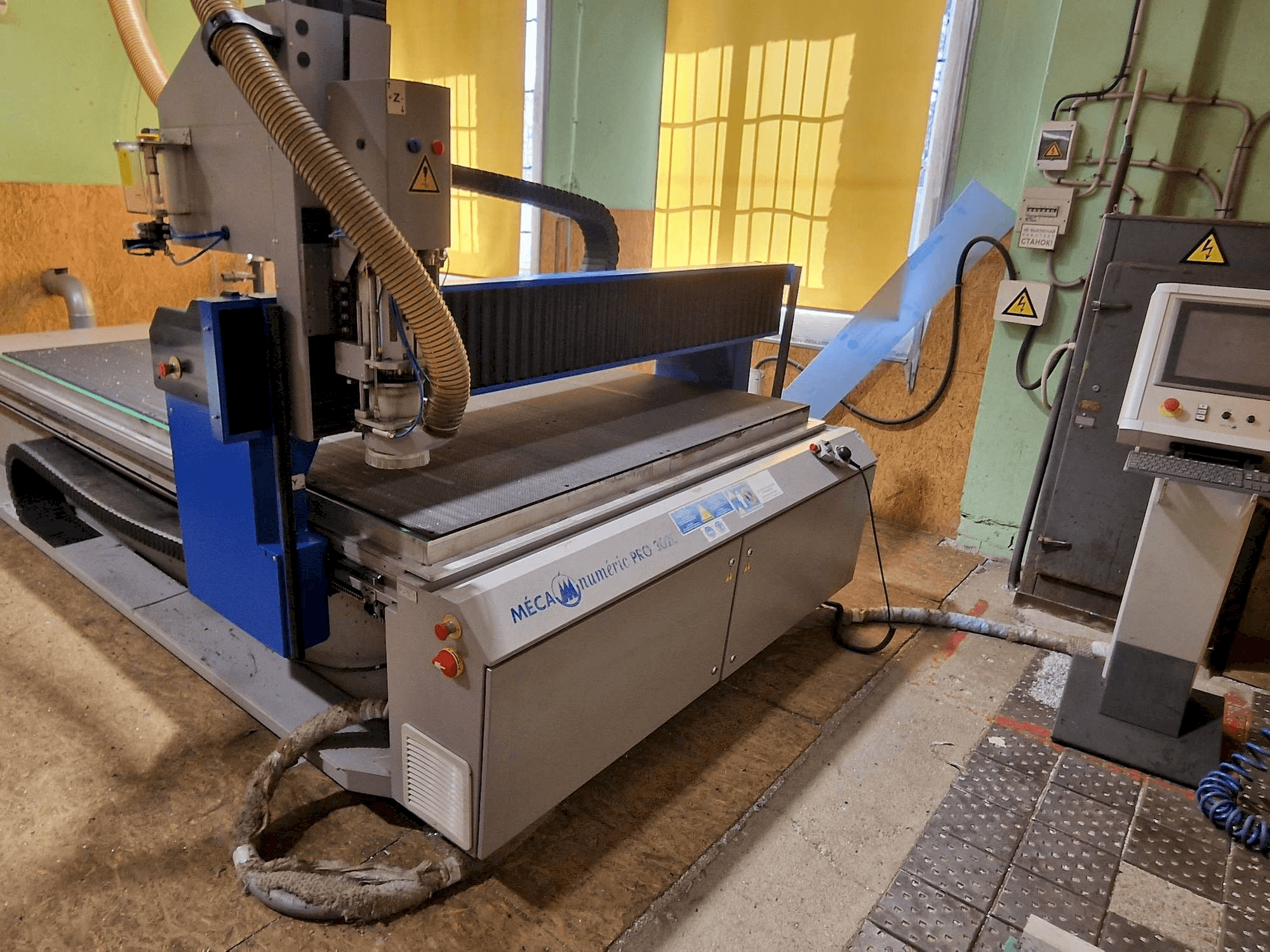 Frontansicht der MECANUMERIC MECAPRO 3020 Maschine