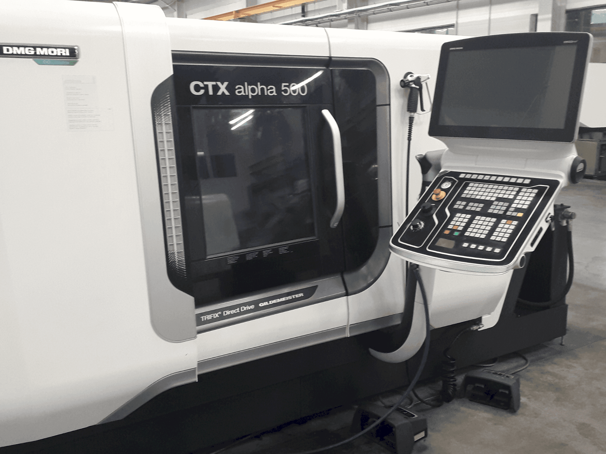 Frontansicht der DMG MORI CTX Alpha 500 V6 Maschine