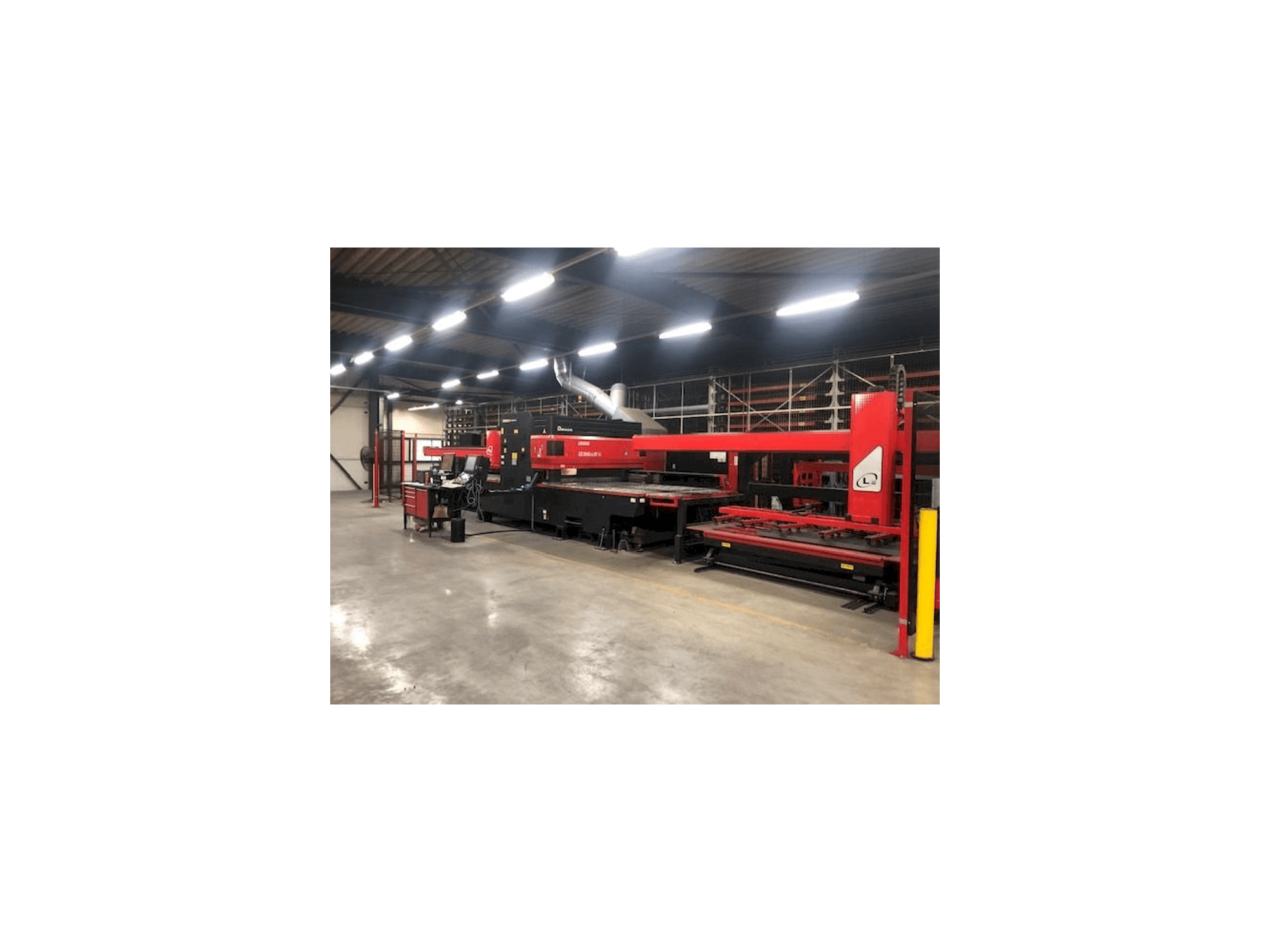 Frontansicht der AMADA LC 2415 Alpha IV NT Maschine