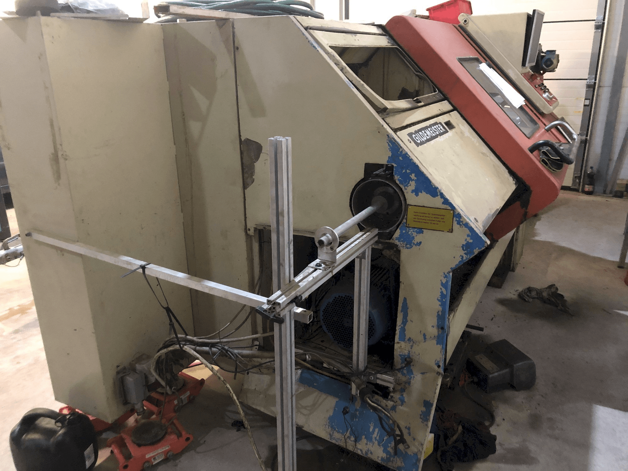 Linke Seitenansicht der Gildemeister NEF CT 40 Maschine