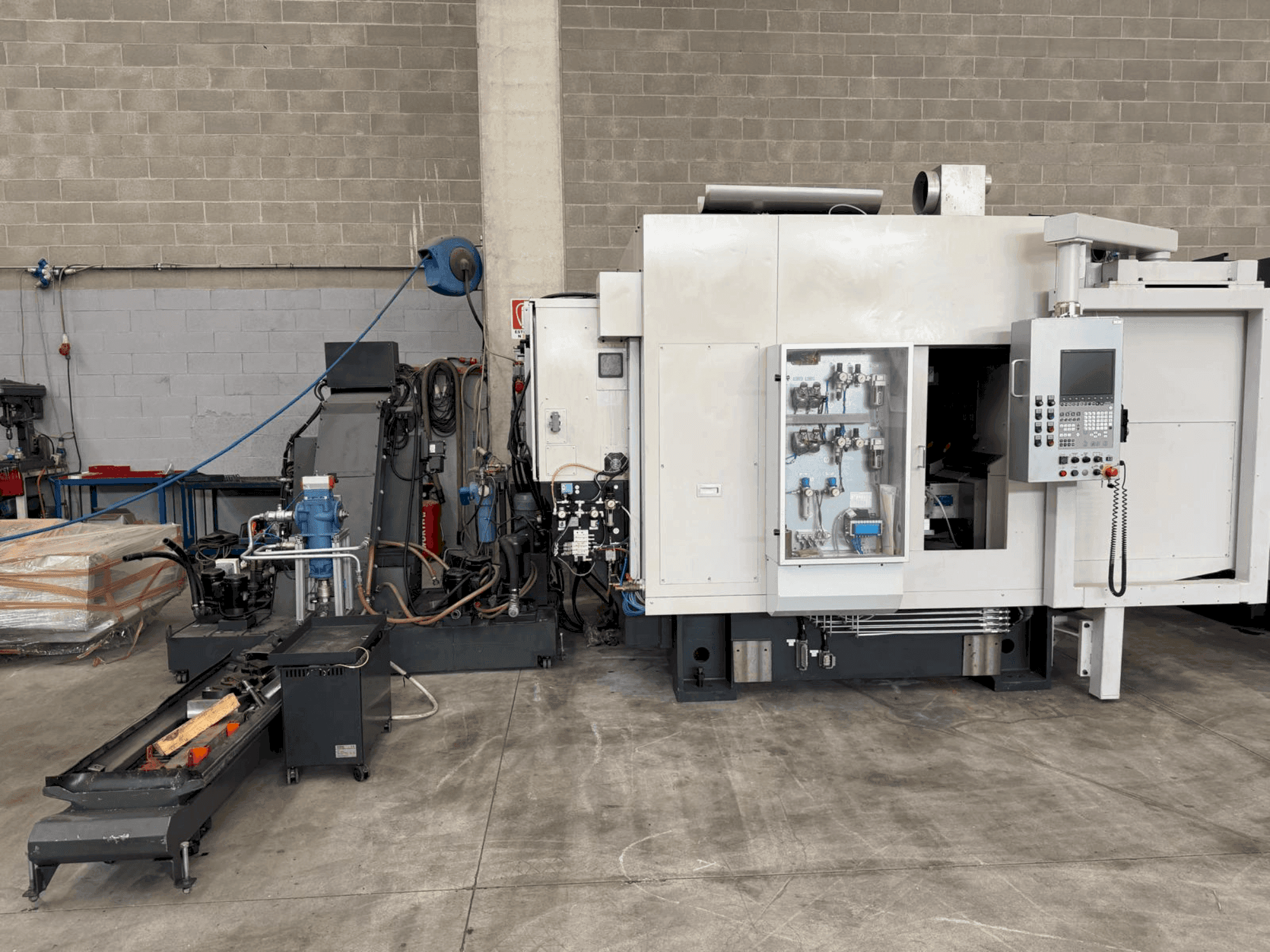 Frontansicht der Brother TC-32BN QT Maschine