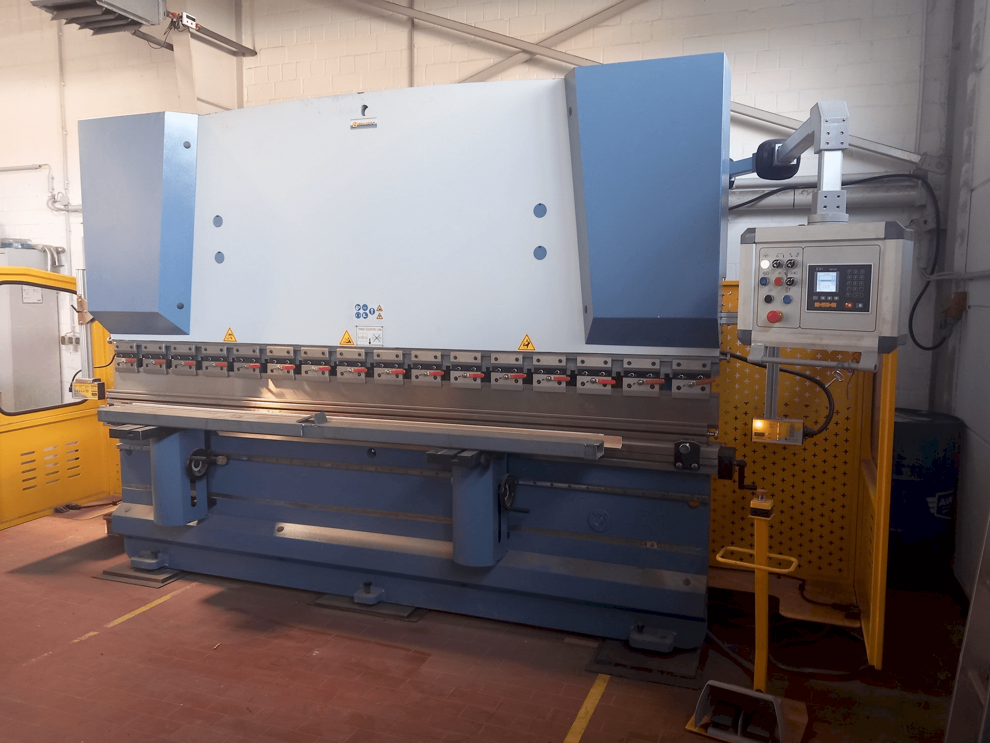 Frontansicht der Bernardo APH 3200X125 Maschine