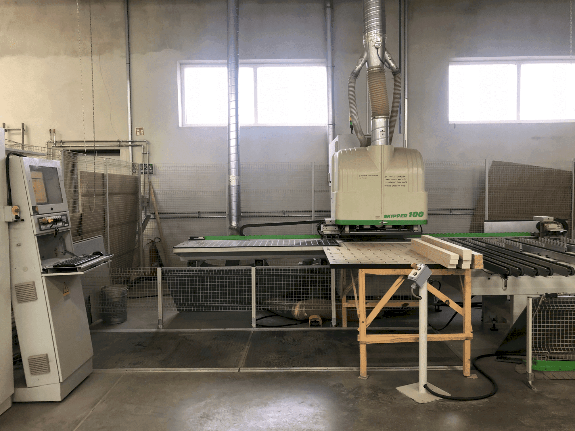 Frontansicht der BIESSE SKIPPER 100 Maschine