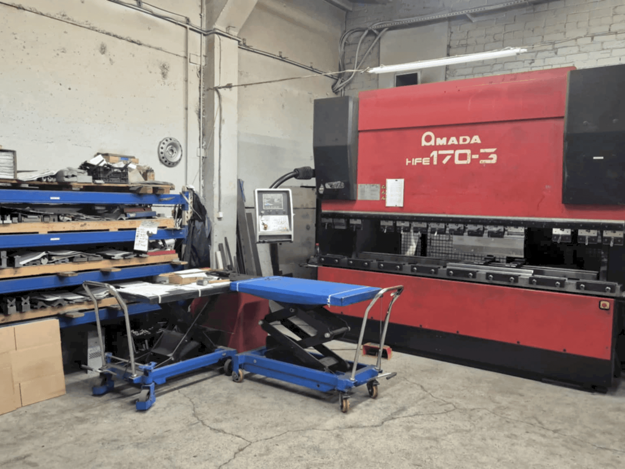 Frontansicht der AMADA HFE 170-3 Maschine