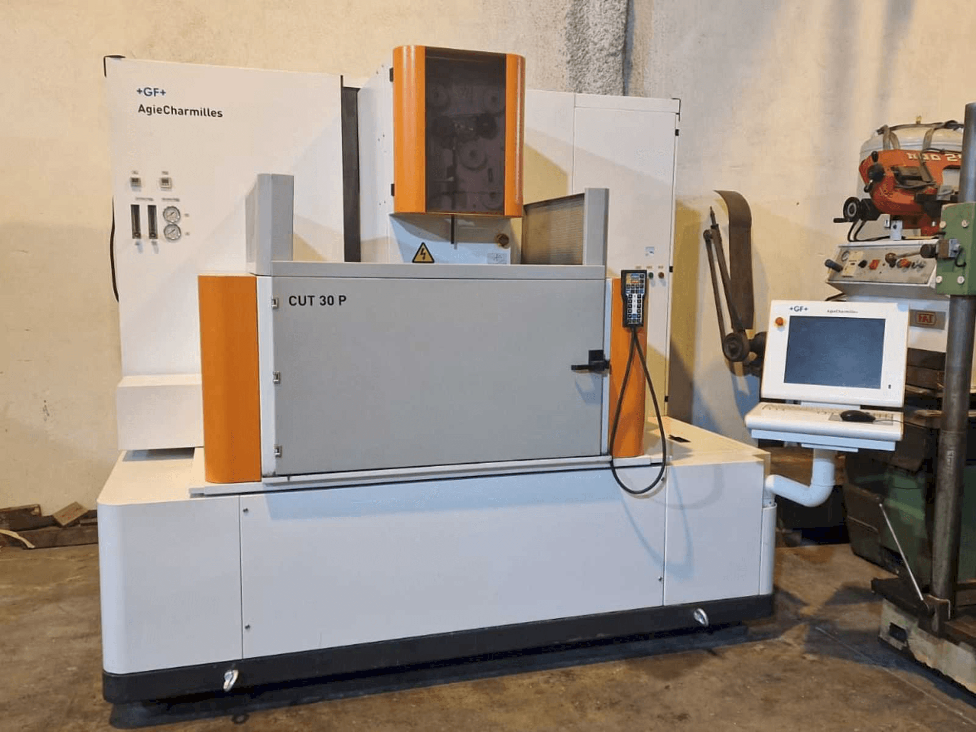 Frontansicht der AgieCharmilles CUT 30P Maschine