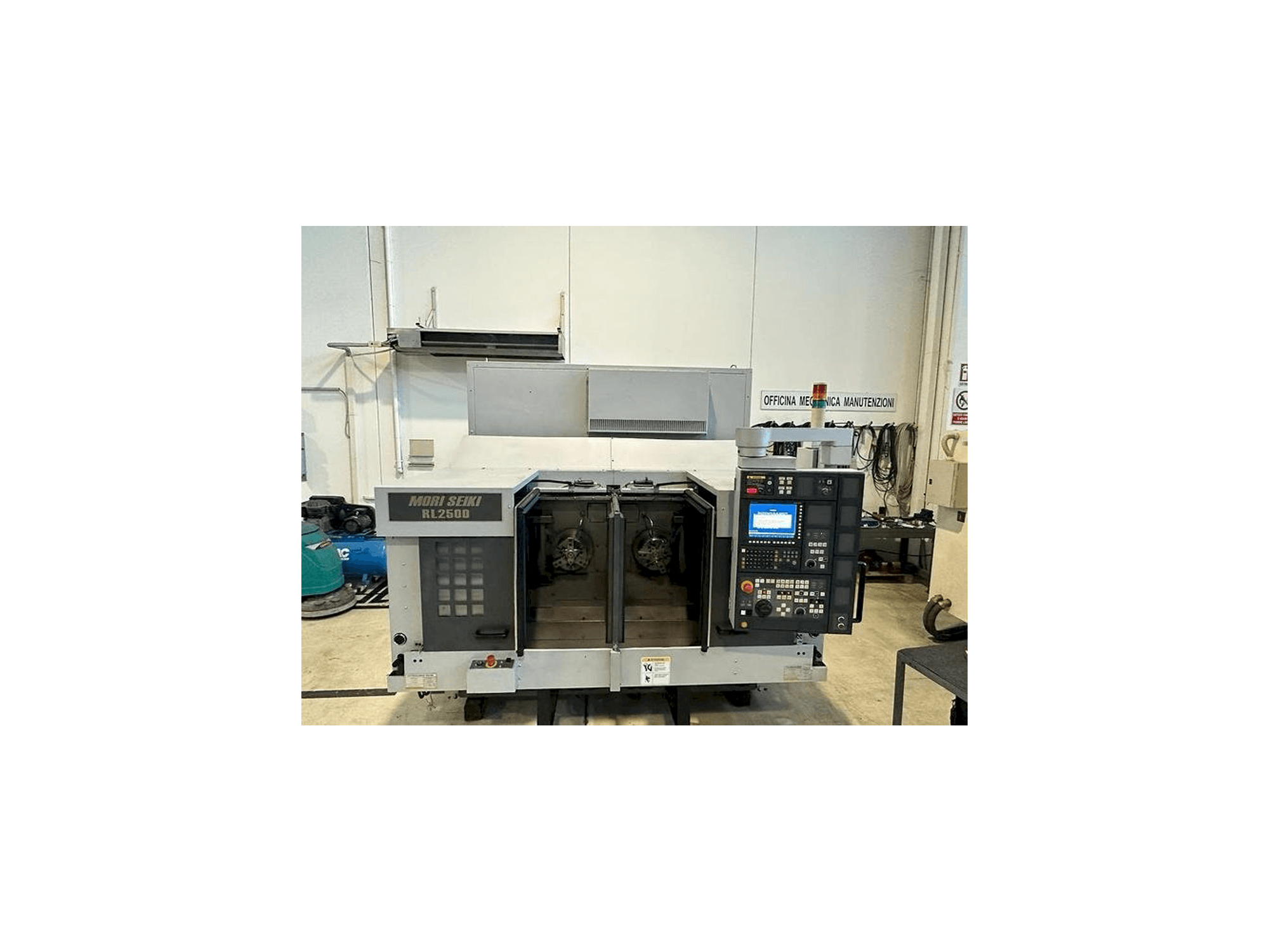 Frontansicht der MORI SEIKI RL 2500 Maschine