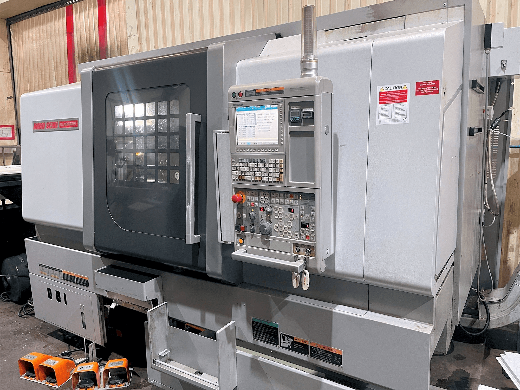 Frontansicht der MORI SEIKI NL X2500SY/700 Maschine