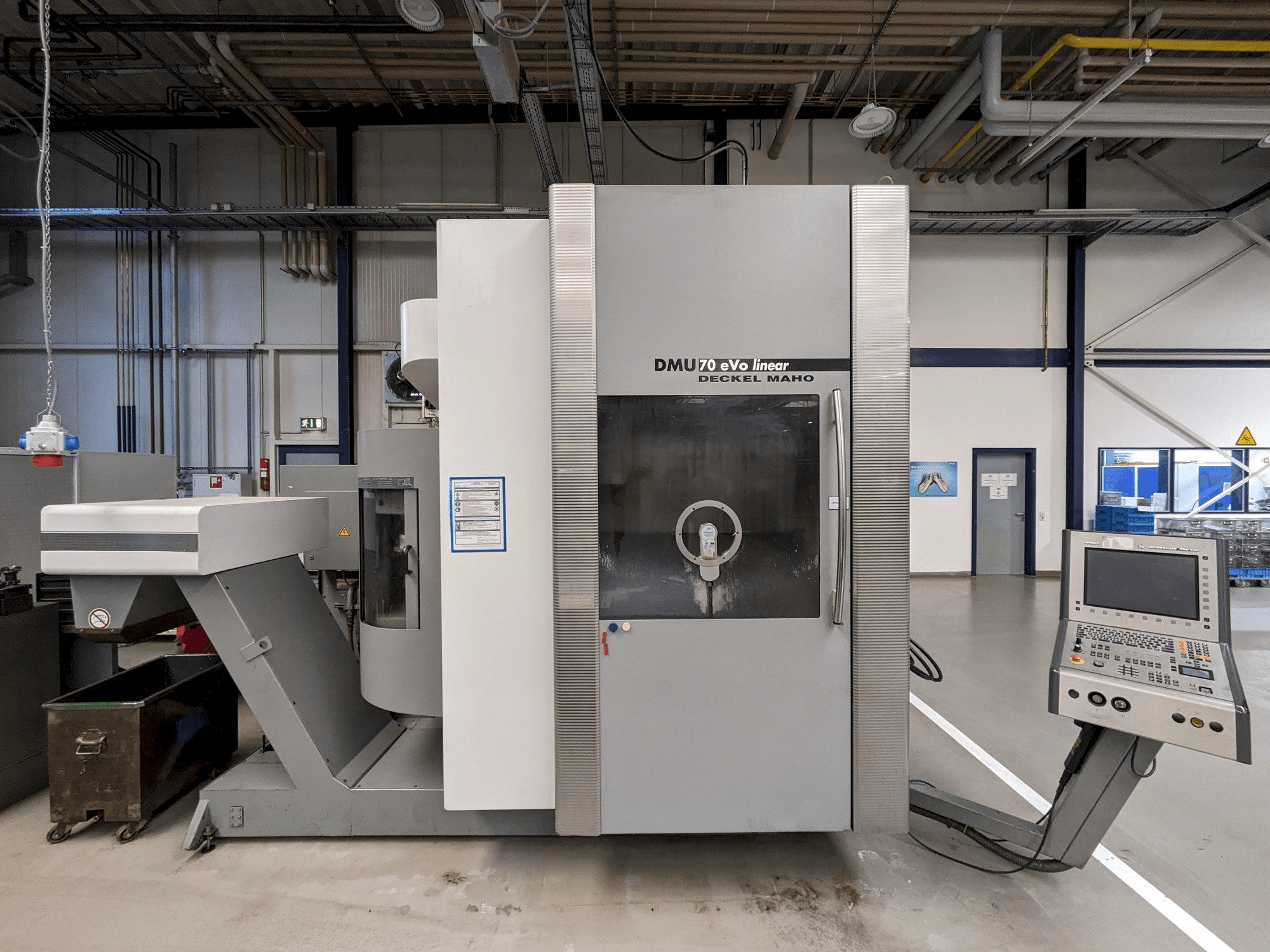 Frontansicht der DECKEL MAHO DMU70 eVo linear Maschine